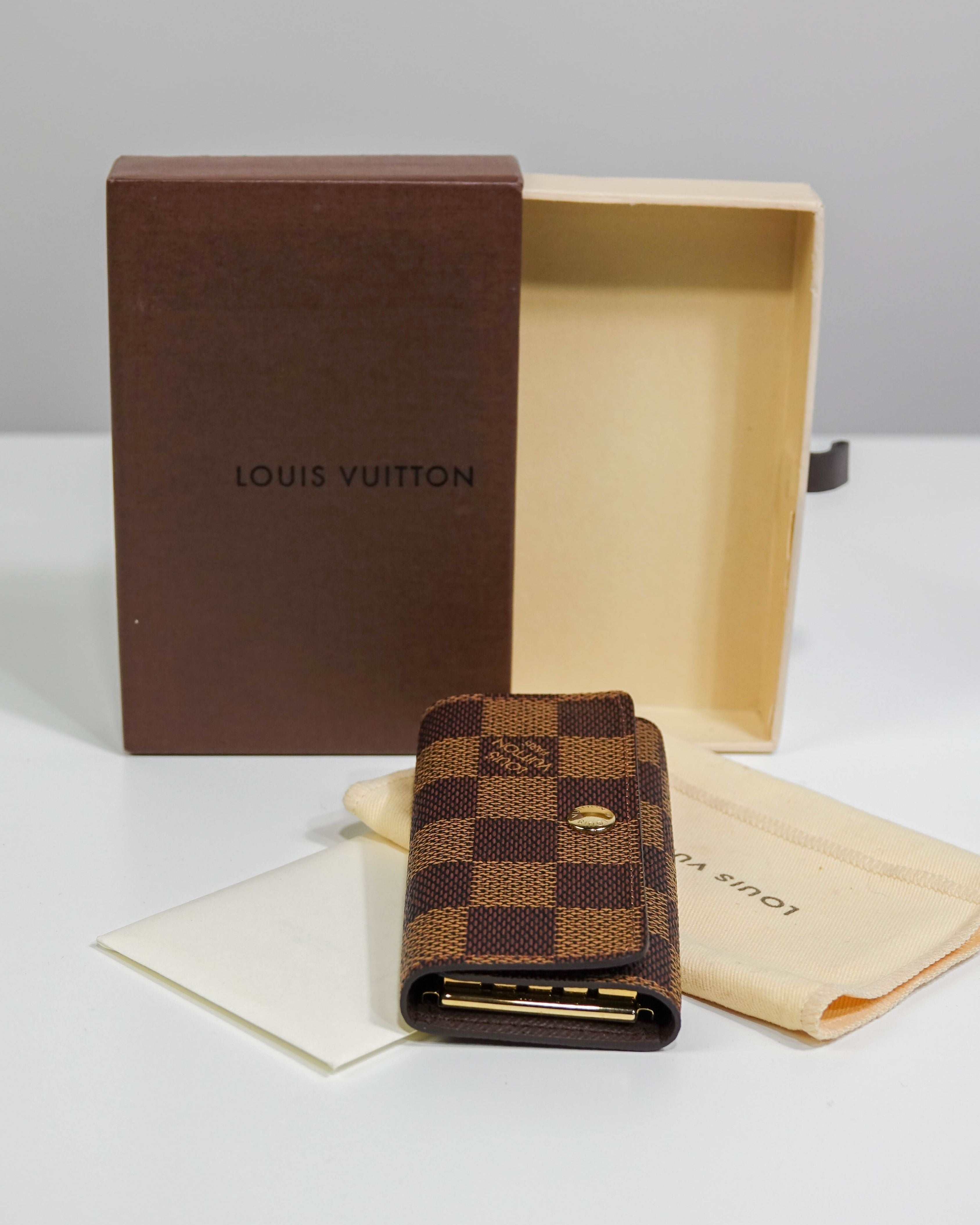 Porte-clés 4 clés Louis Vuitton en toile damier Ébène Lola Collective