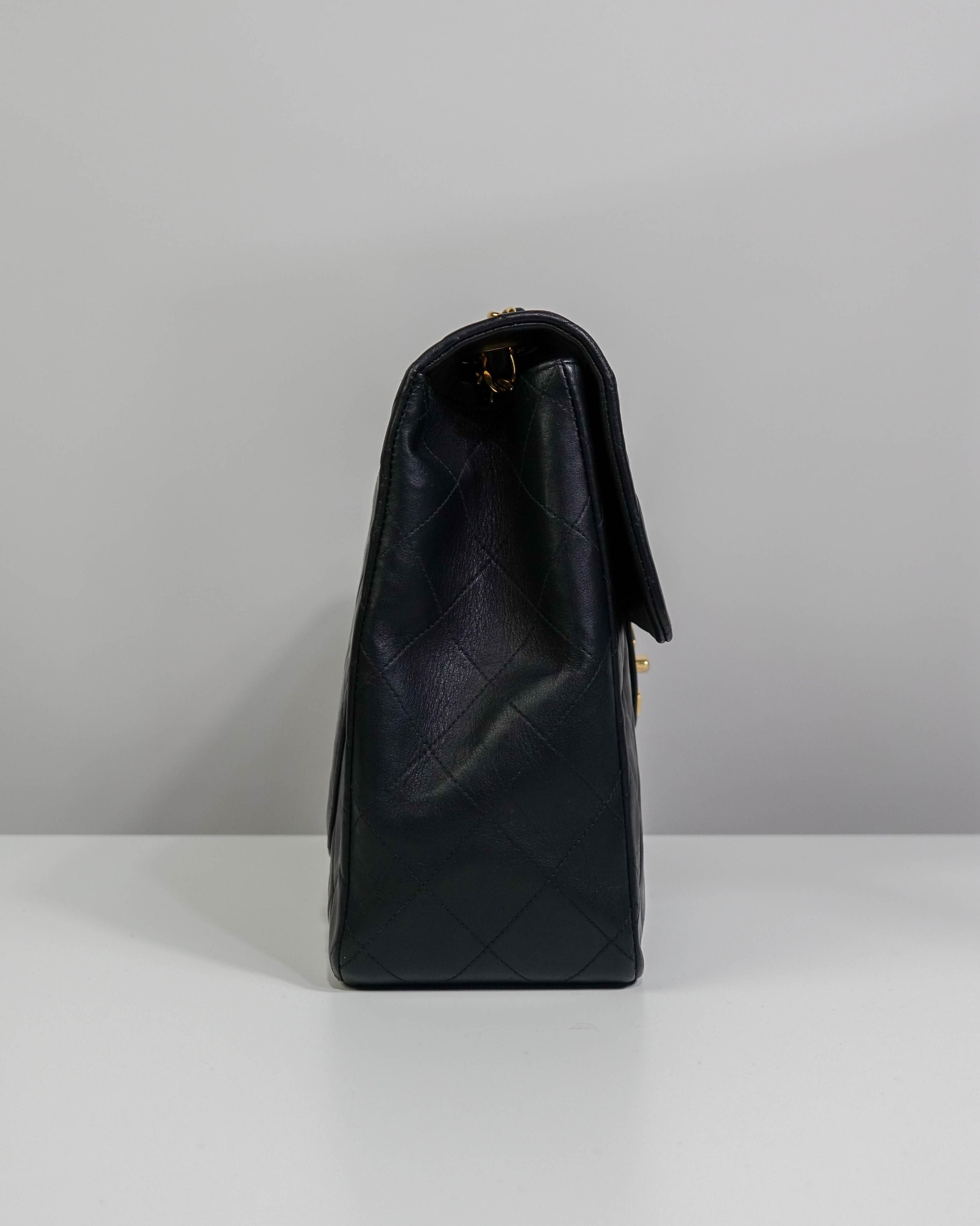 Sac Classic Timeless Chanel en cuir d'agneau - Noir Lola Collective