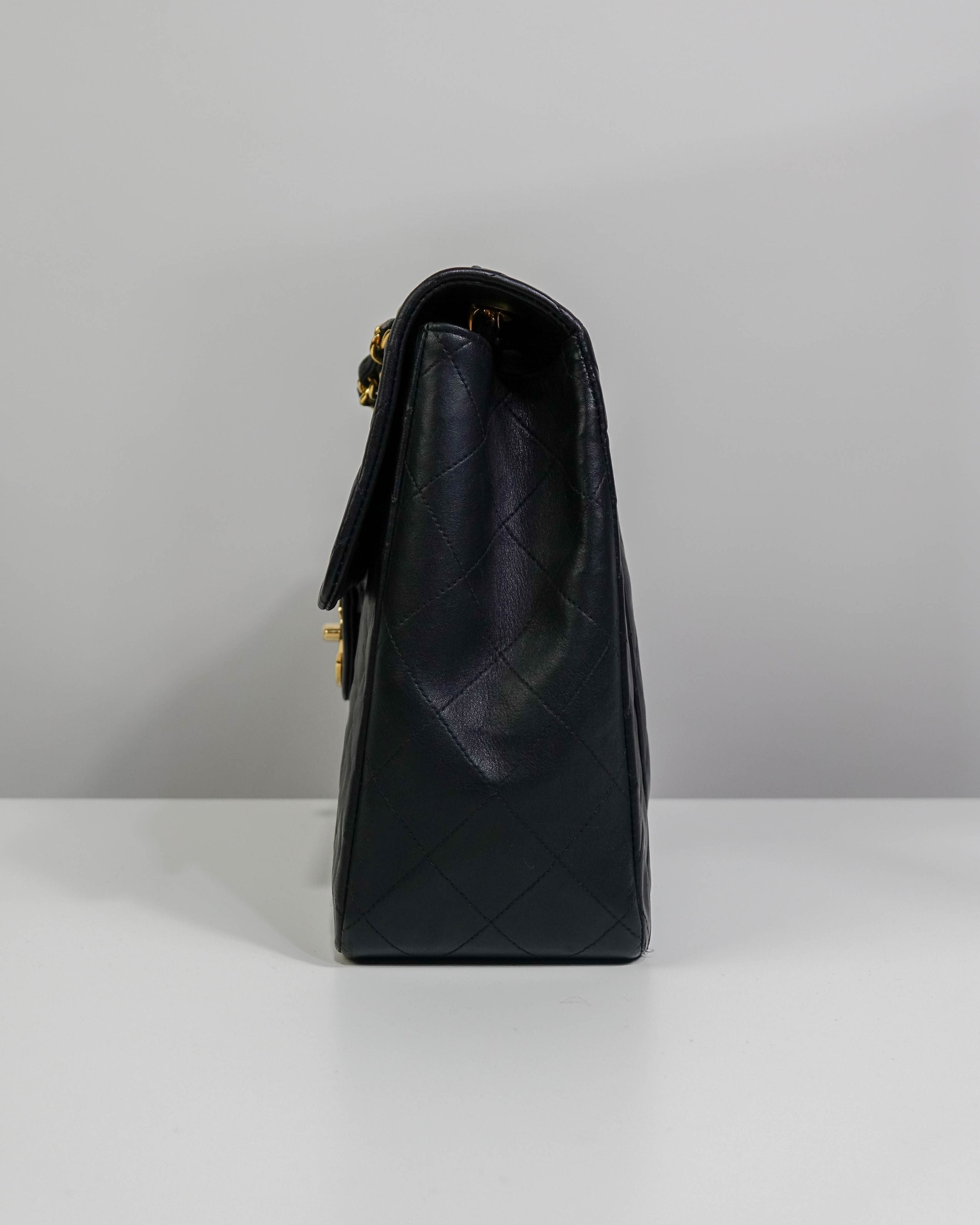 Sac Classic Timeless Chanel en cuir d'agneau - Noir Lola Collective