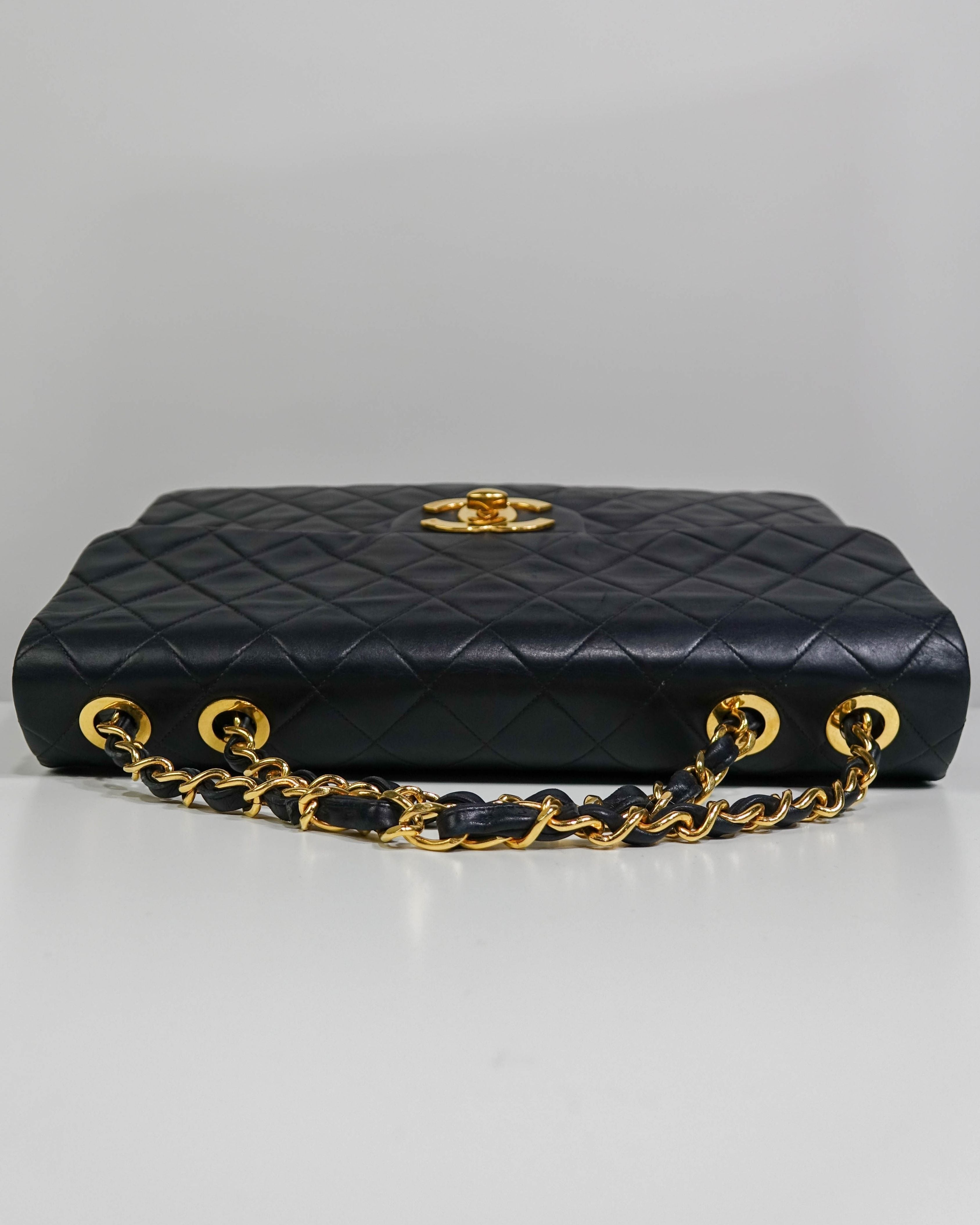 Sac Classic Timeless Chanel en cuir d'agneau - Noir Lola Collective