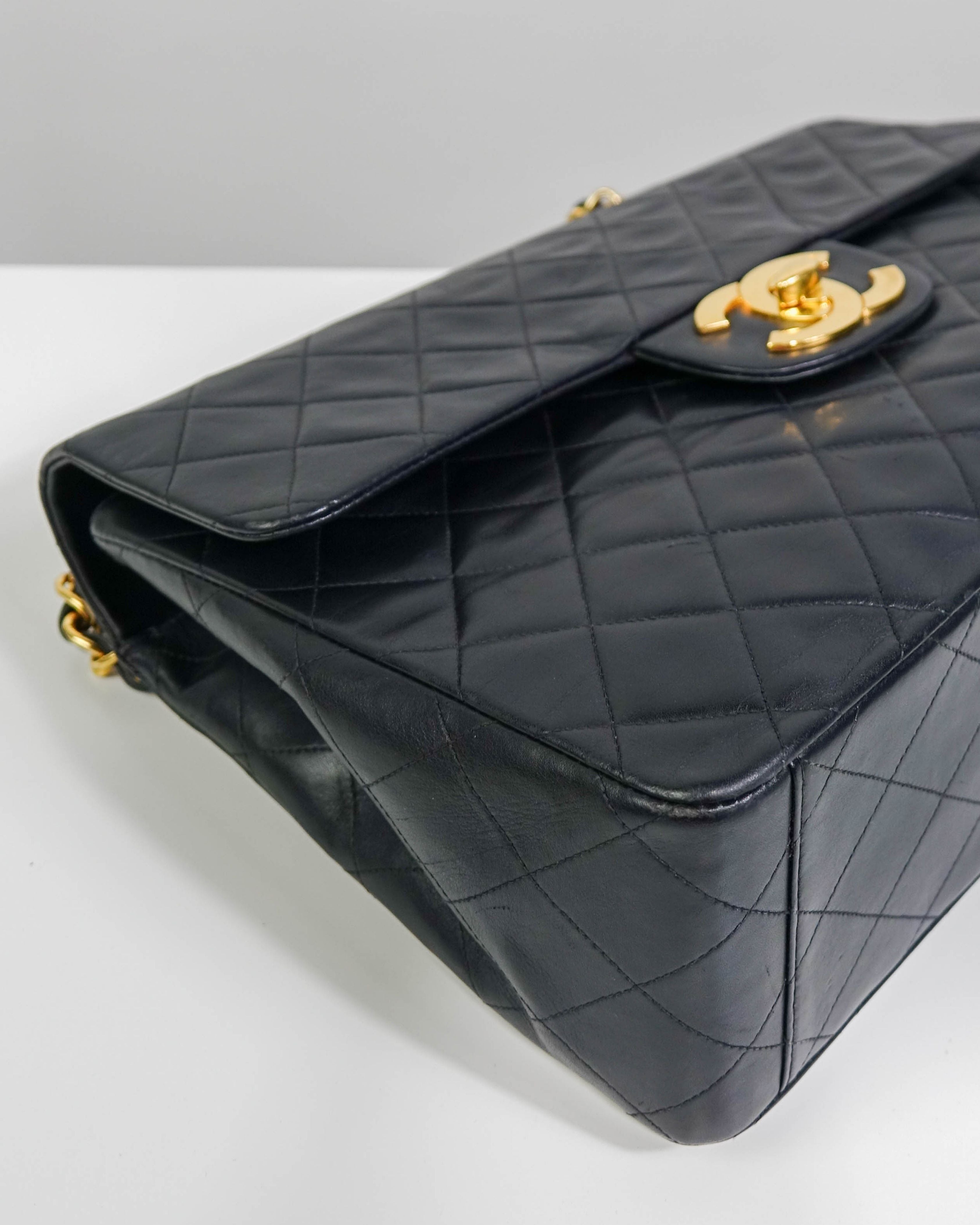Sac Classic Timeless Chanel en cuir d'agneau - Noir Lola Collective