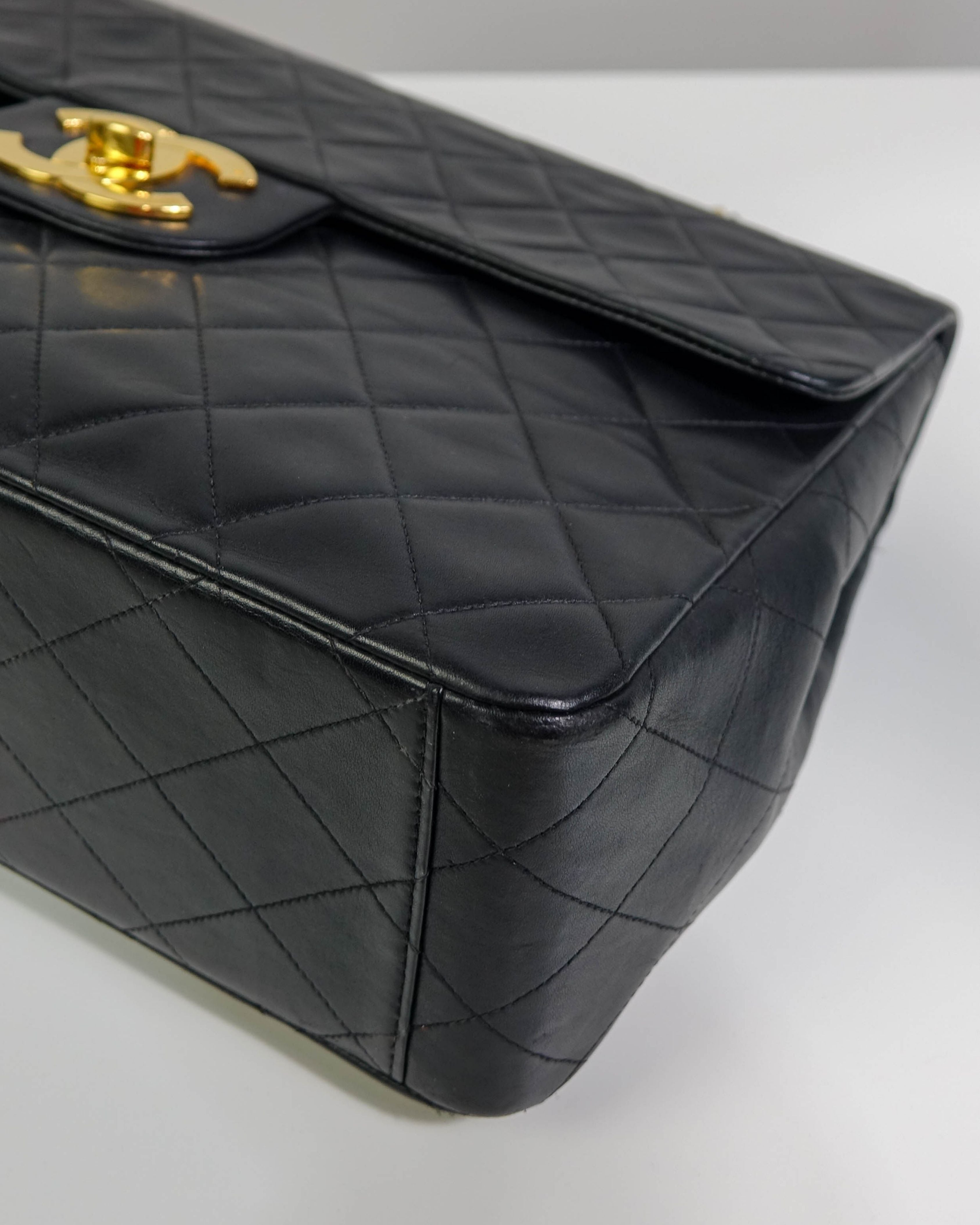 Sac Classic Timeless Chanel en cuir d'agneau - Noir Lola Collective