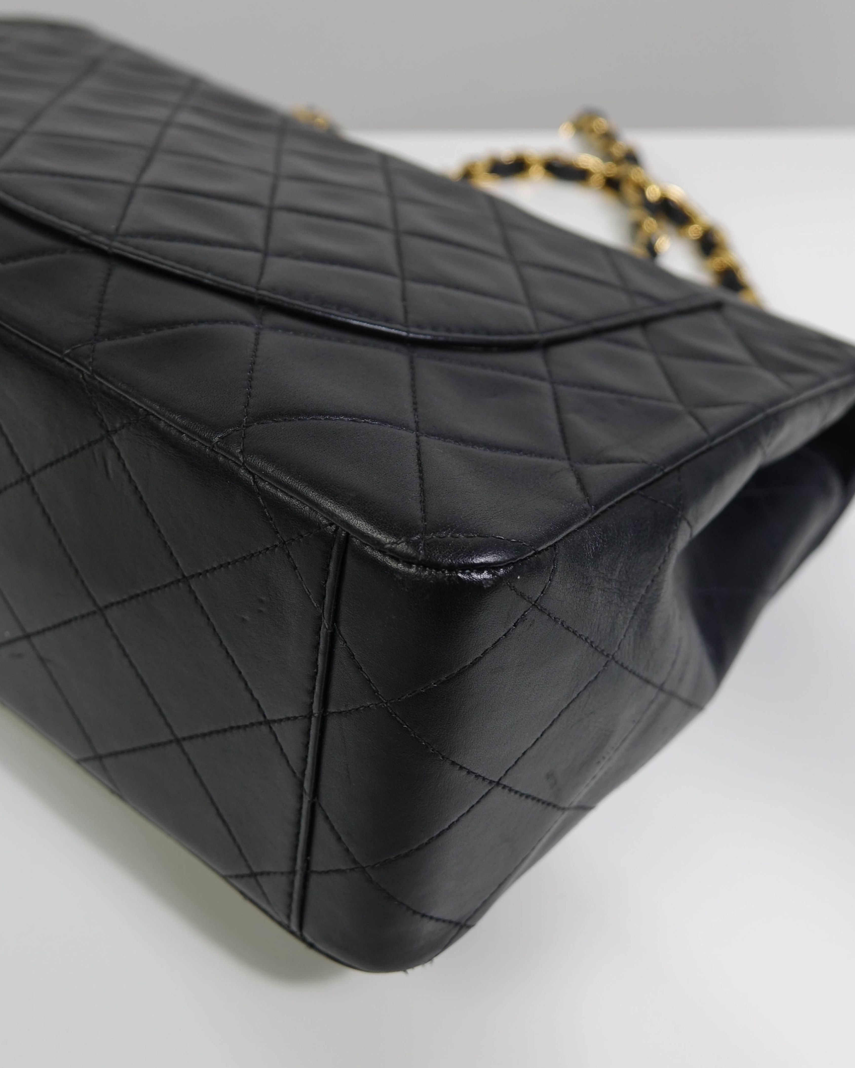Sac Classic Timeless Chanel en cuir d'agneau - Noir Lola Collective