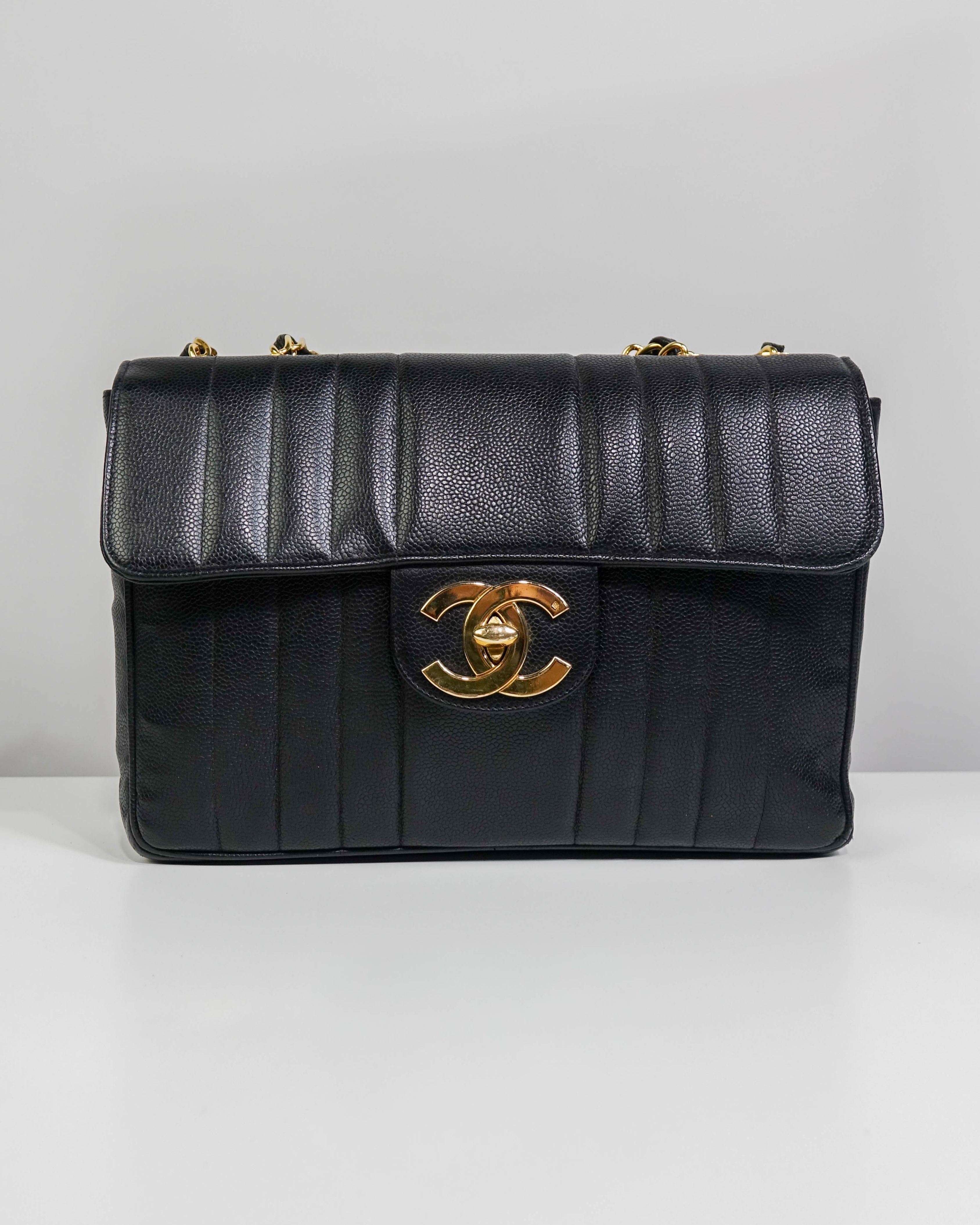 Sac Classic Timeless Jumbo en cuir caviar Chanel - Noir Lola Collective