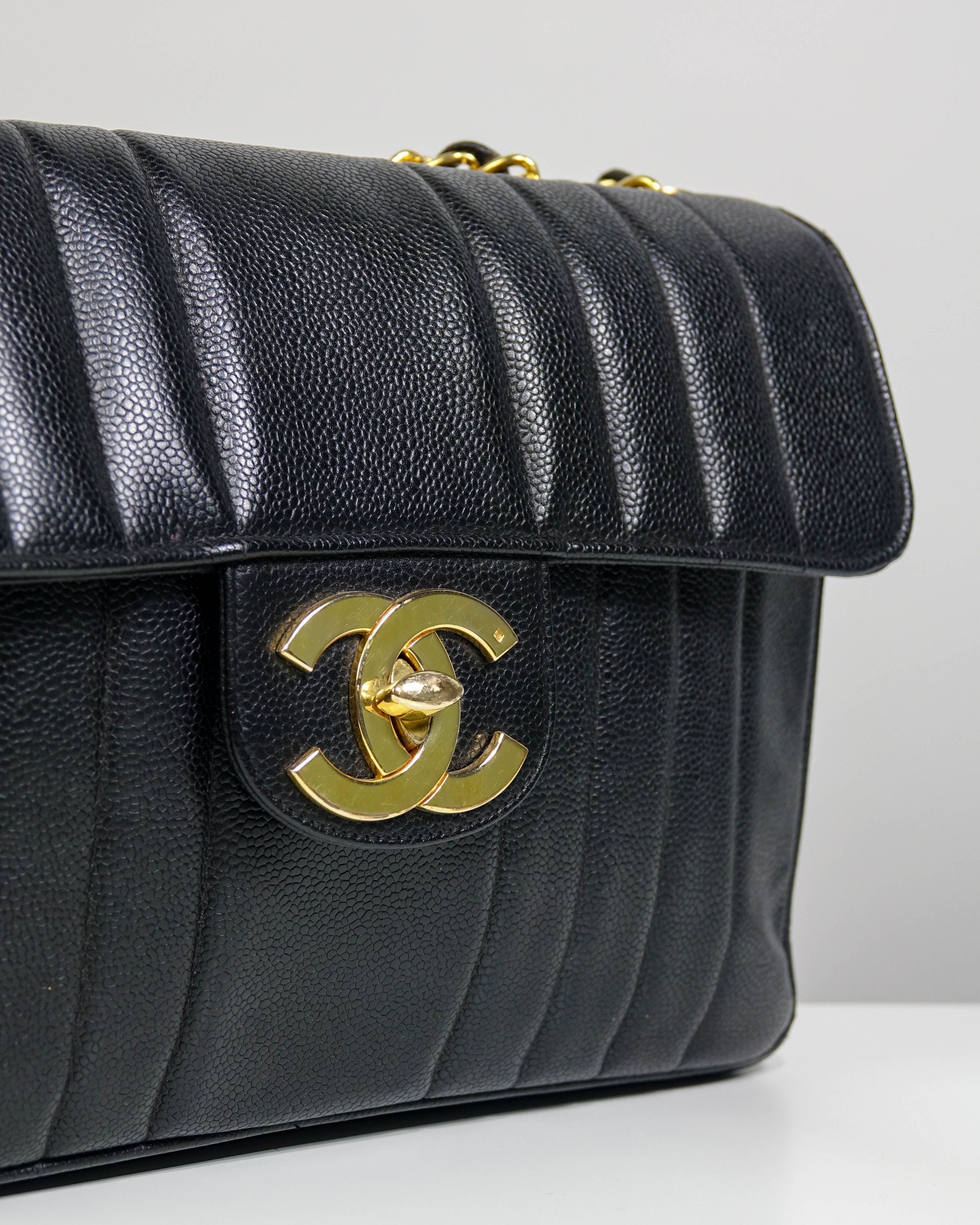 Sac Classic Timeless Jumbo en cuir caviar Chanel - Noir Lola Collective