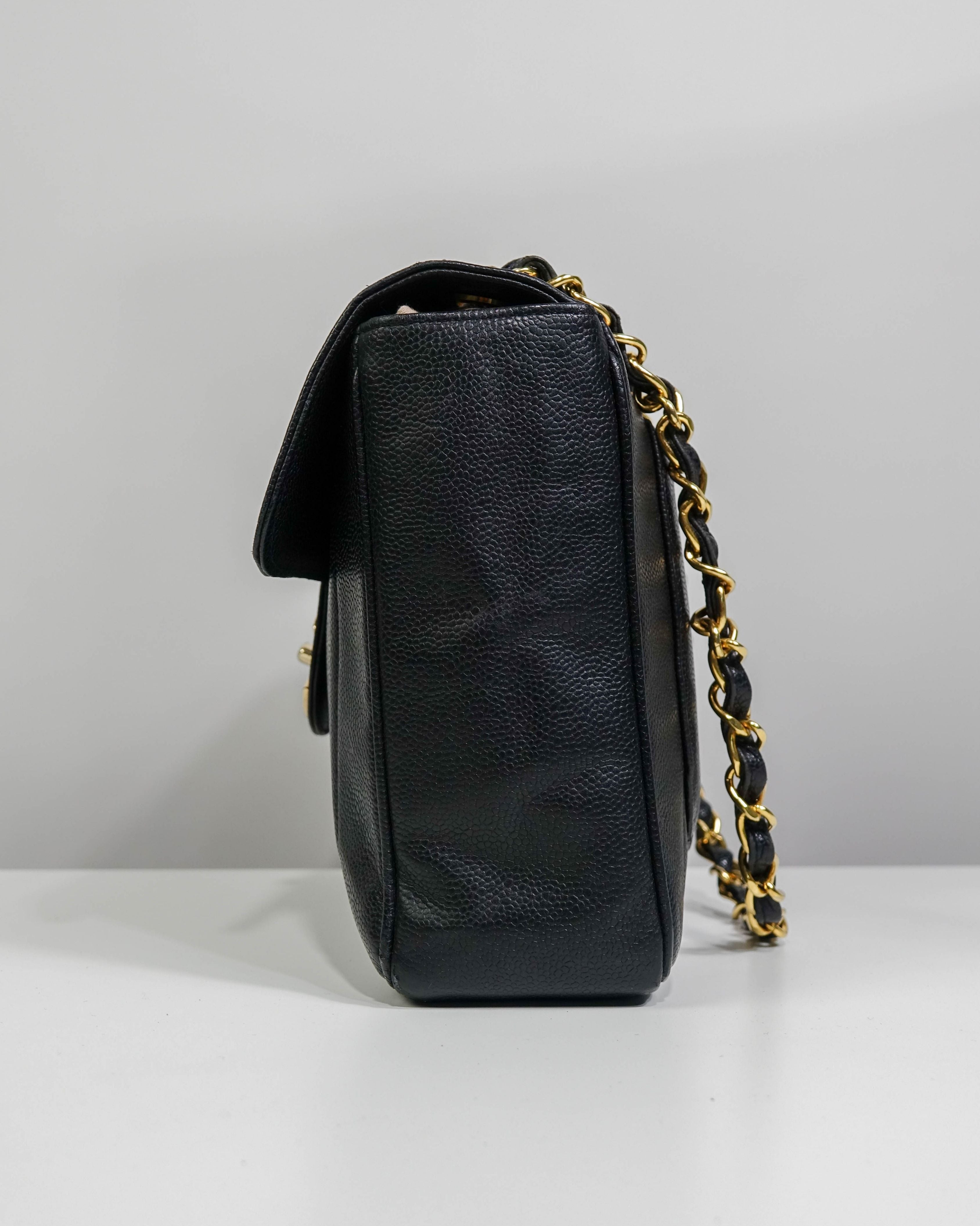 Sac Classic Timeless Jumbo en cuir caviar Chanel - Noir Lola Collective