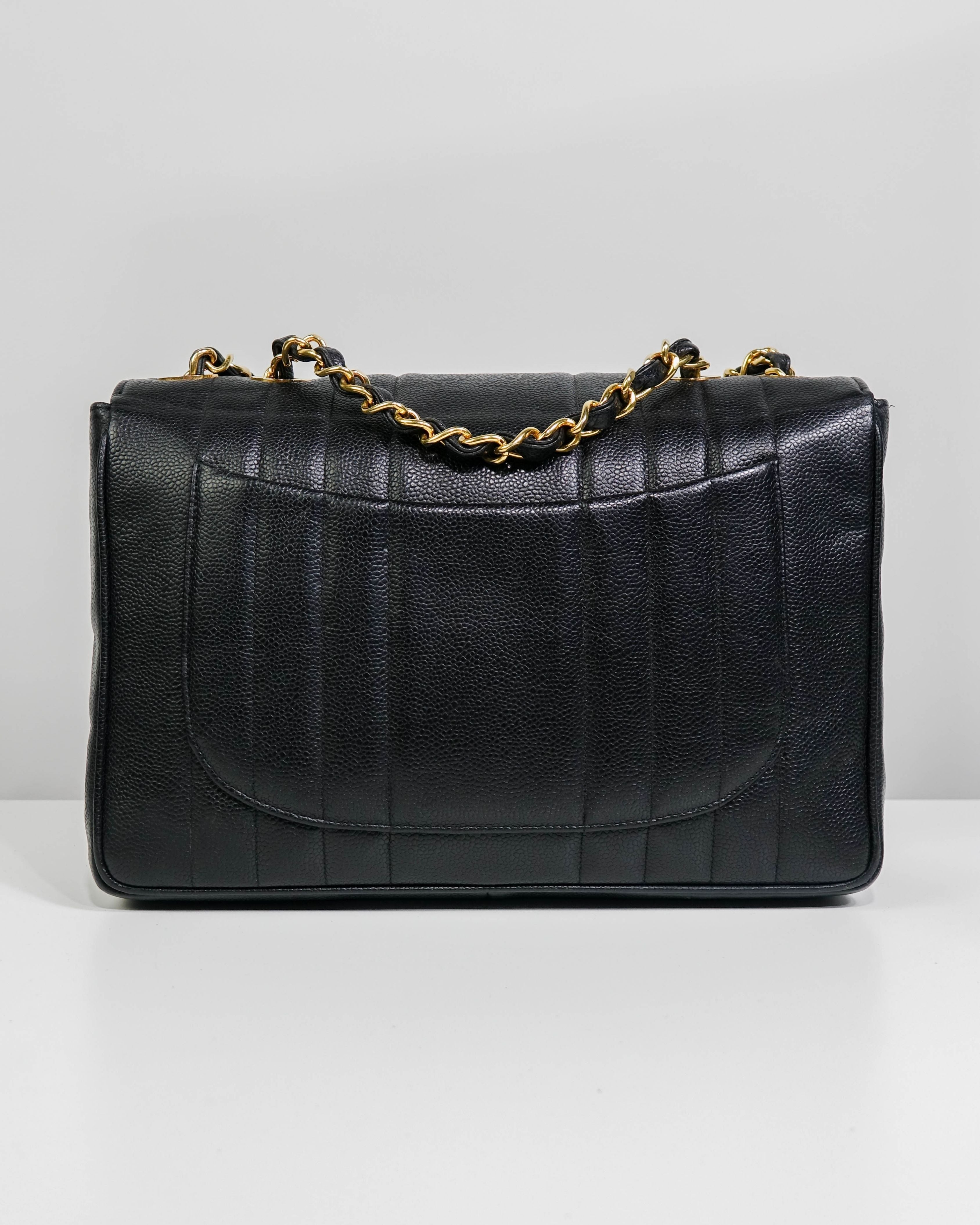 Sac Classic Timeless Jumbo en cuir caviar Chanel - Noir Lola Collective