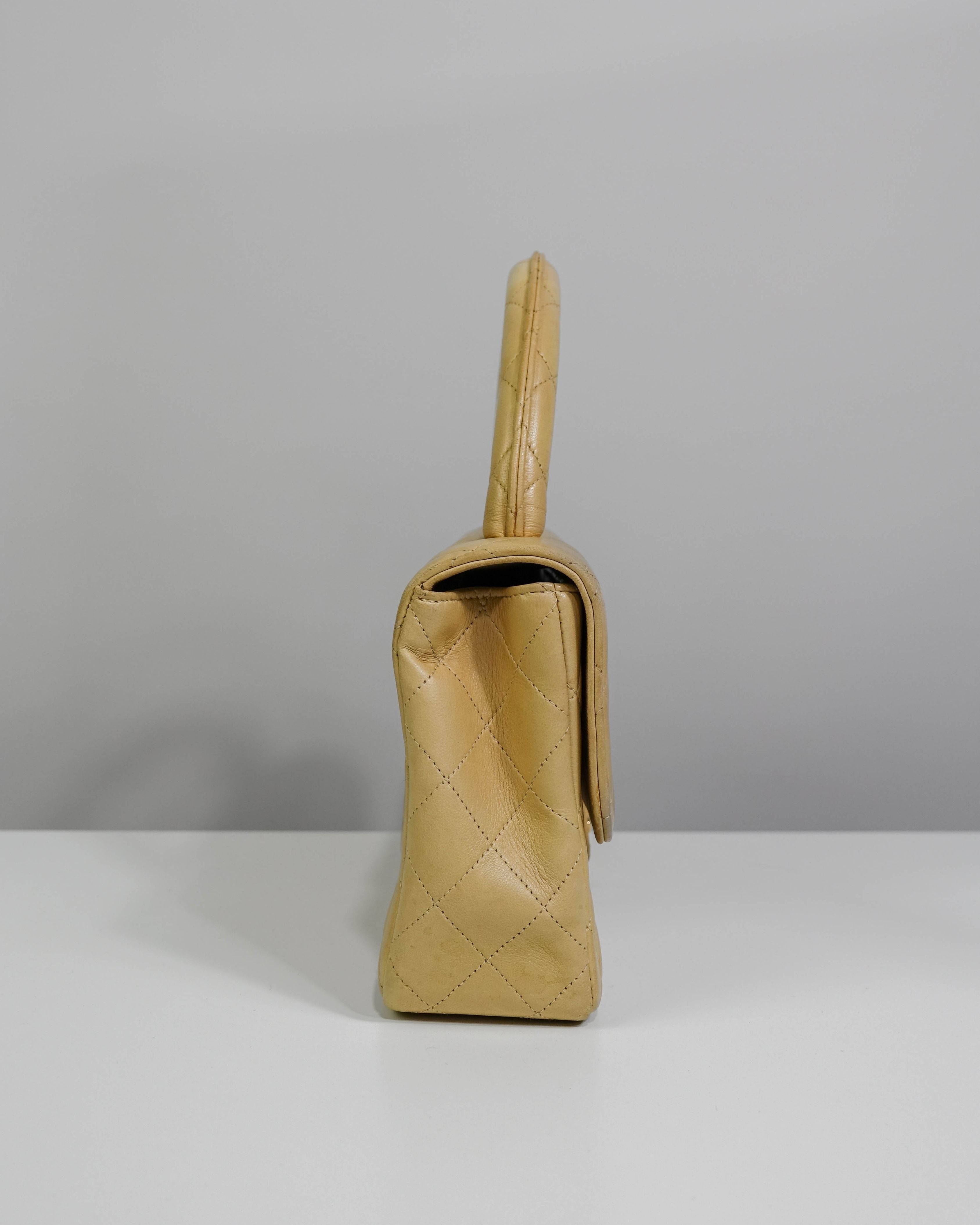 Sac Classic Timeless Medium Chanel en cuir d'agneau - Beige Lola Collective