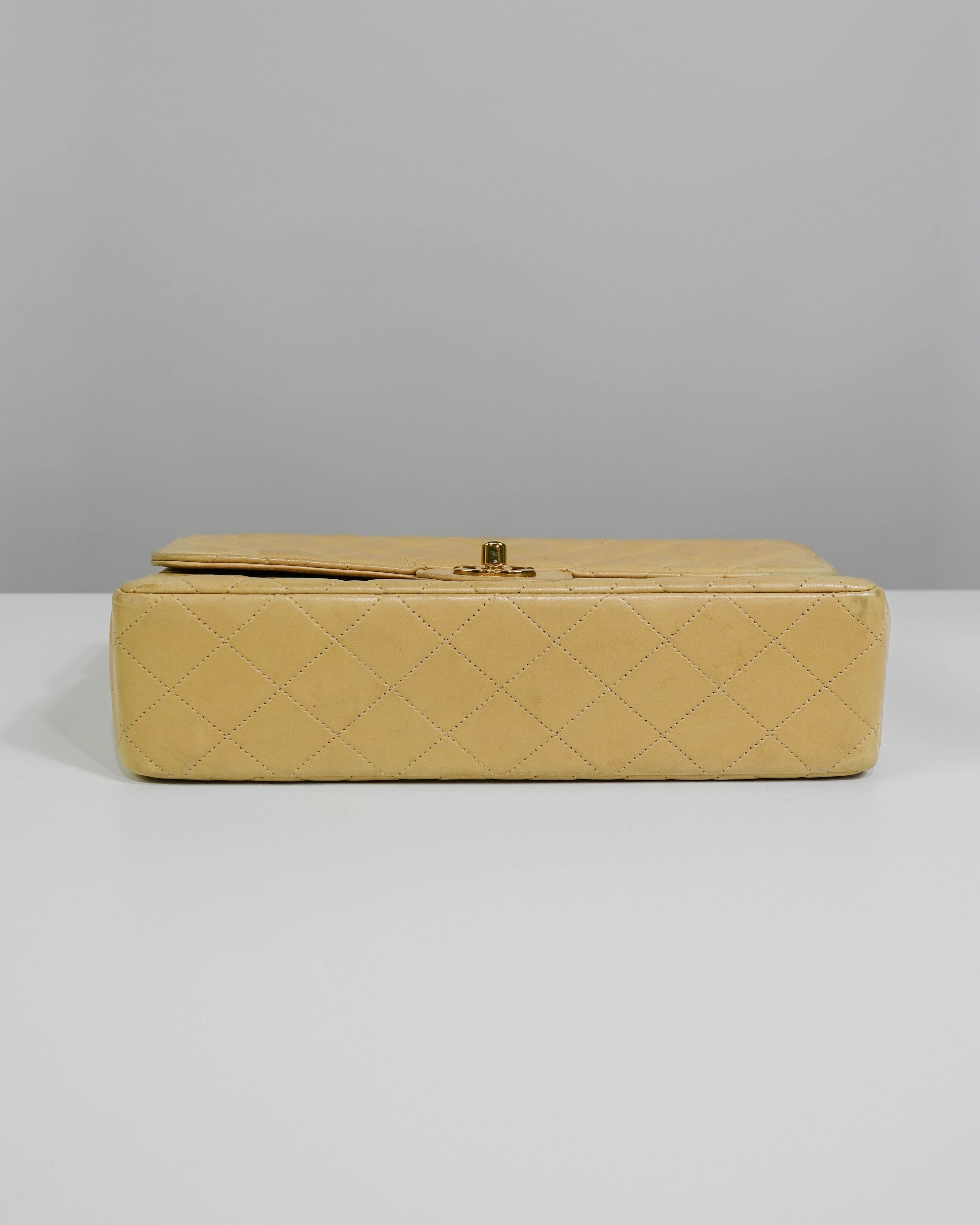 Sac Classic Timeless Medium Chanel en cuir d'agneau - Beige Lola Collective