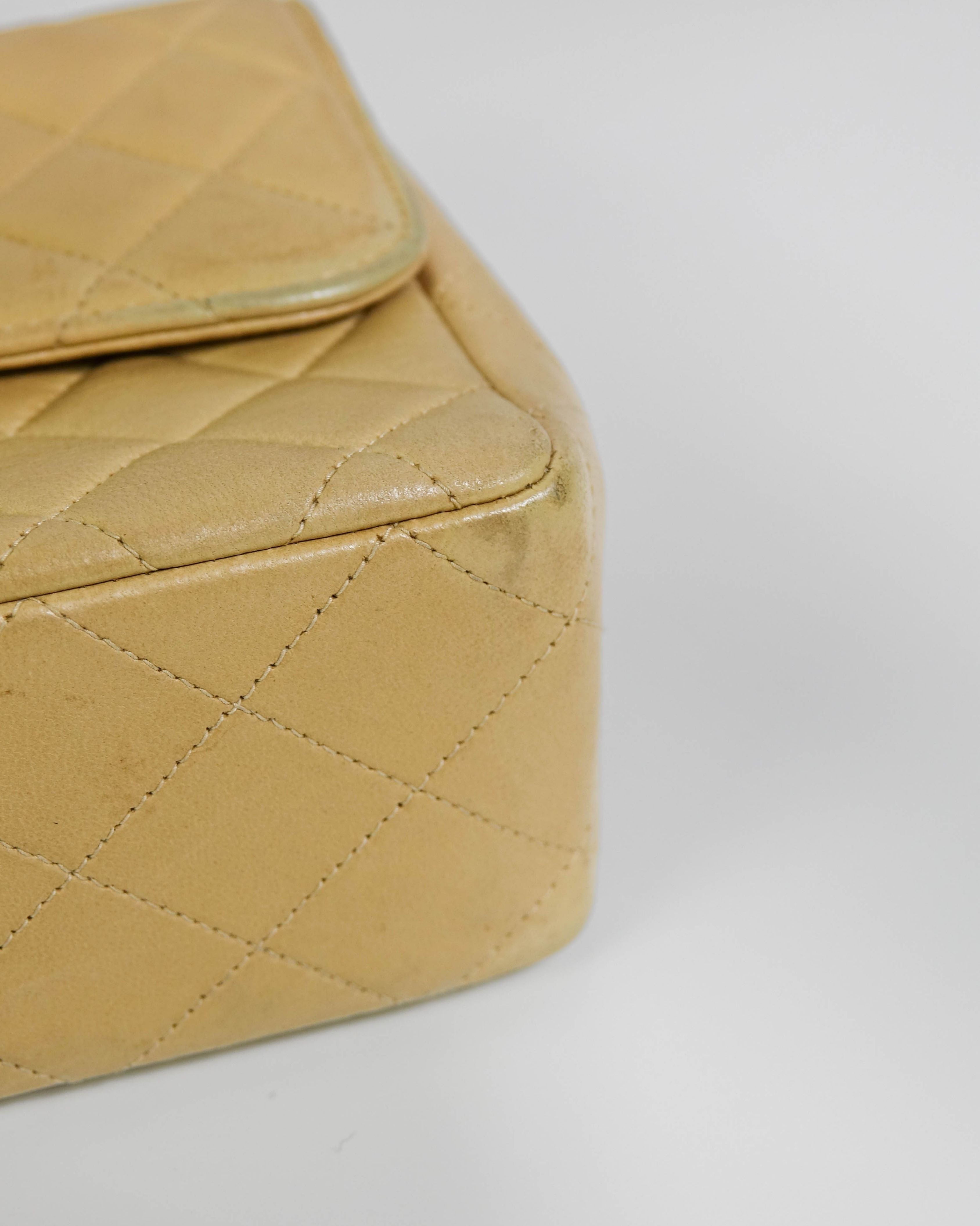 Sac Classic Timeless Medium Chanel en cuir d'agneau - Beige Lola Collective