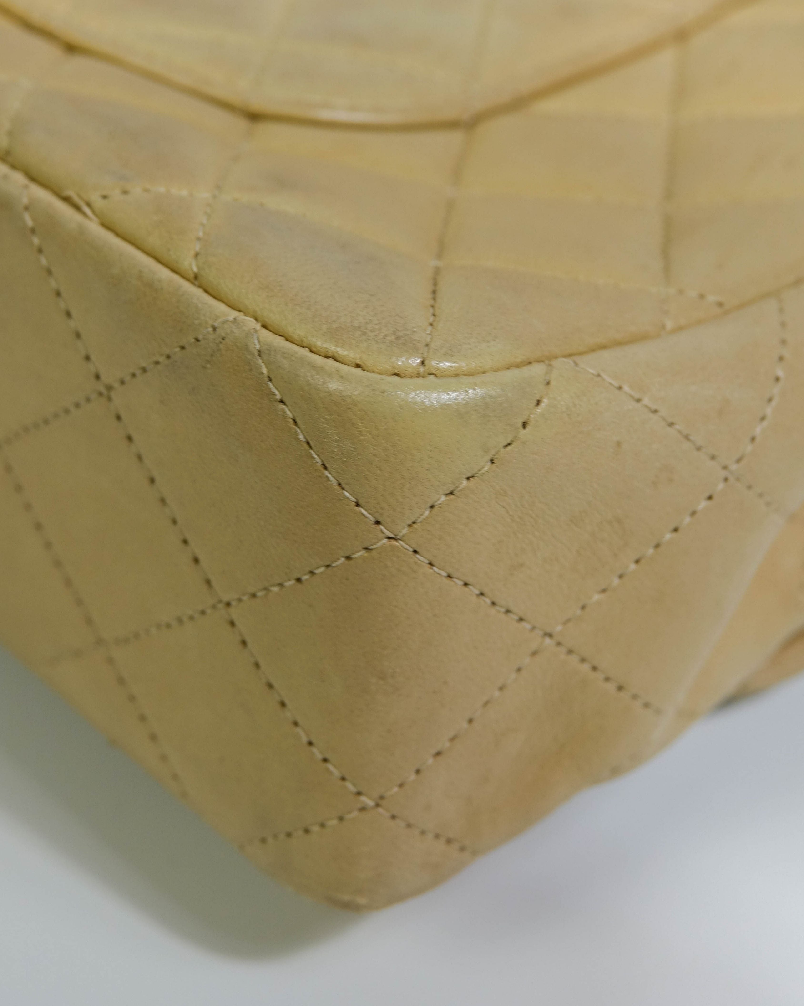 Sac Classic Timeless Medium Chanel en cuir d'agneau - Beige Lola Collective