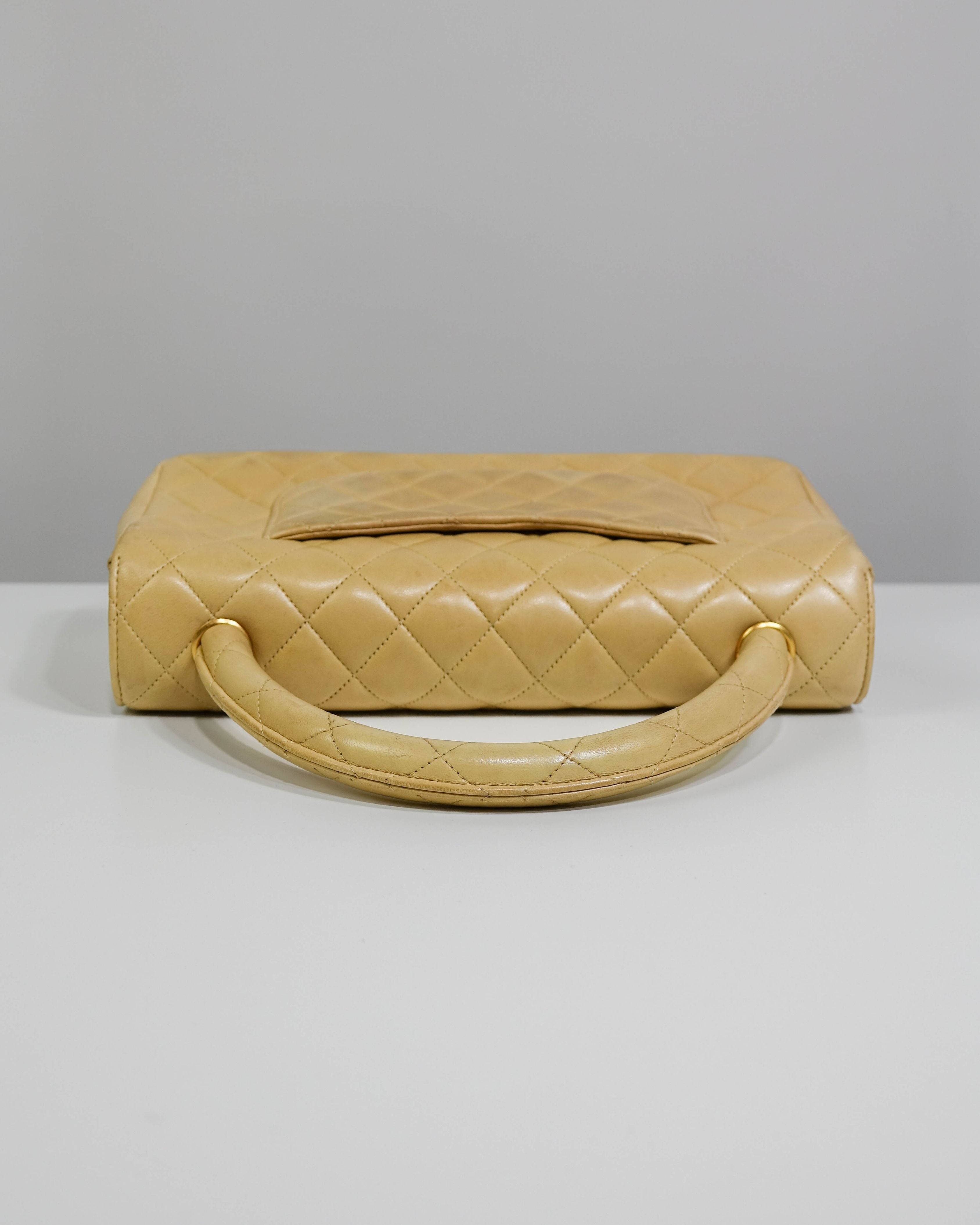 Sac Classic Timeless Medium Chanel en cuir d'agneau - Beige Lola Collective