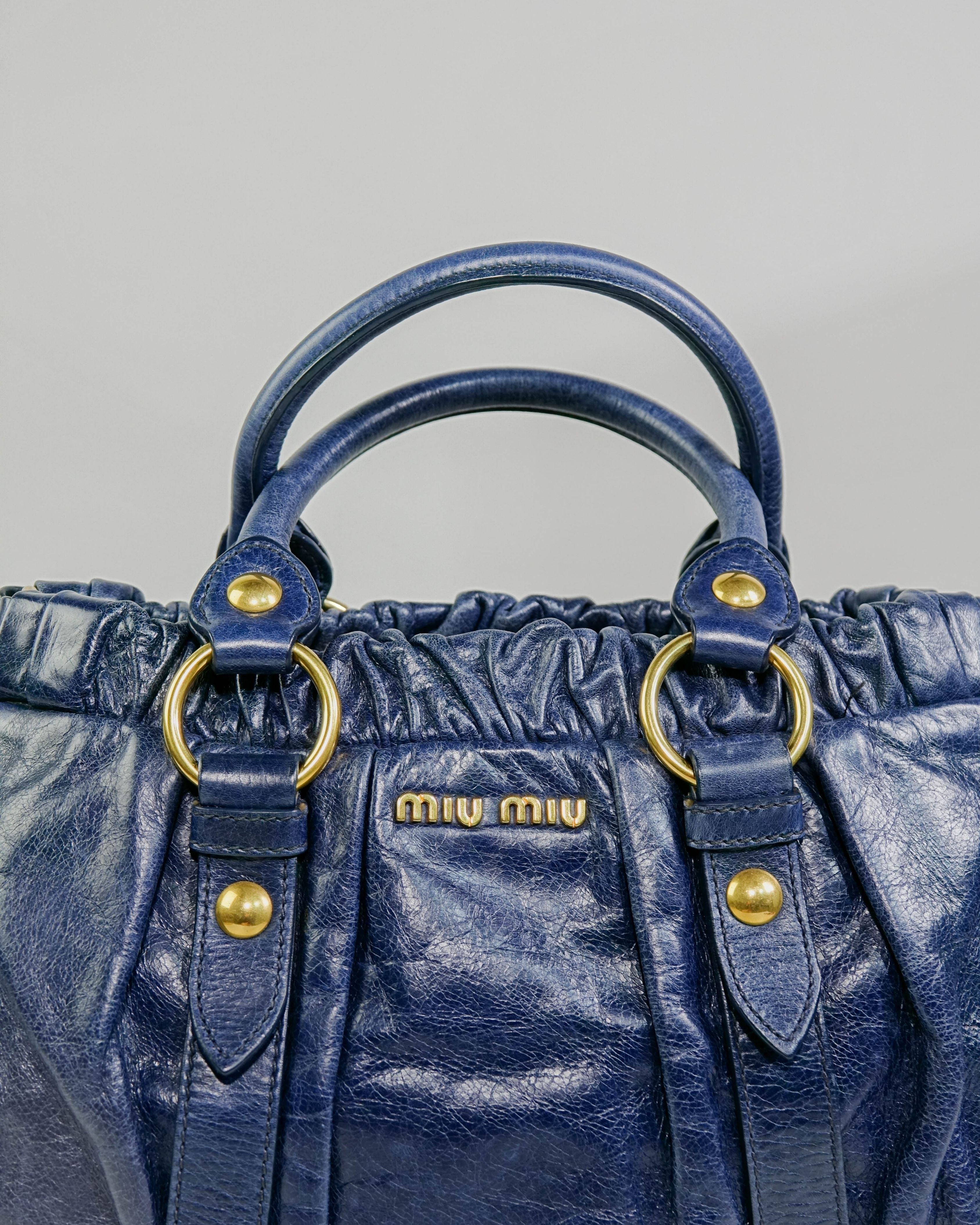 Sac 2way Miu Miu - bleu et gold Lola Collective