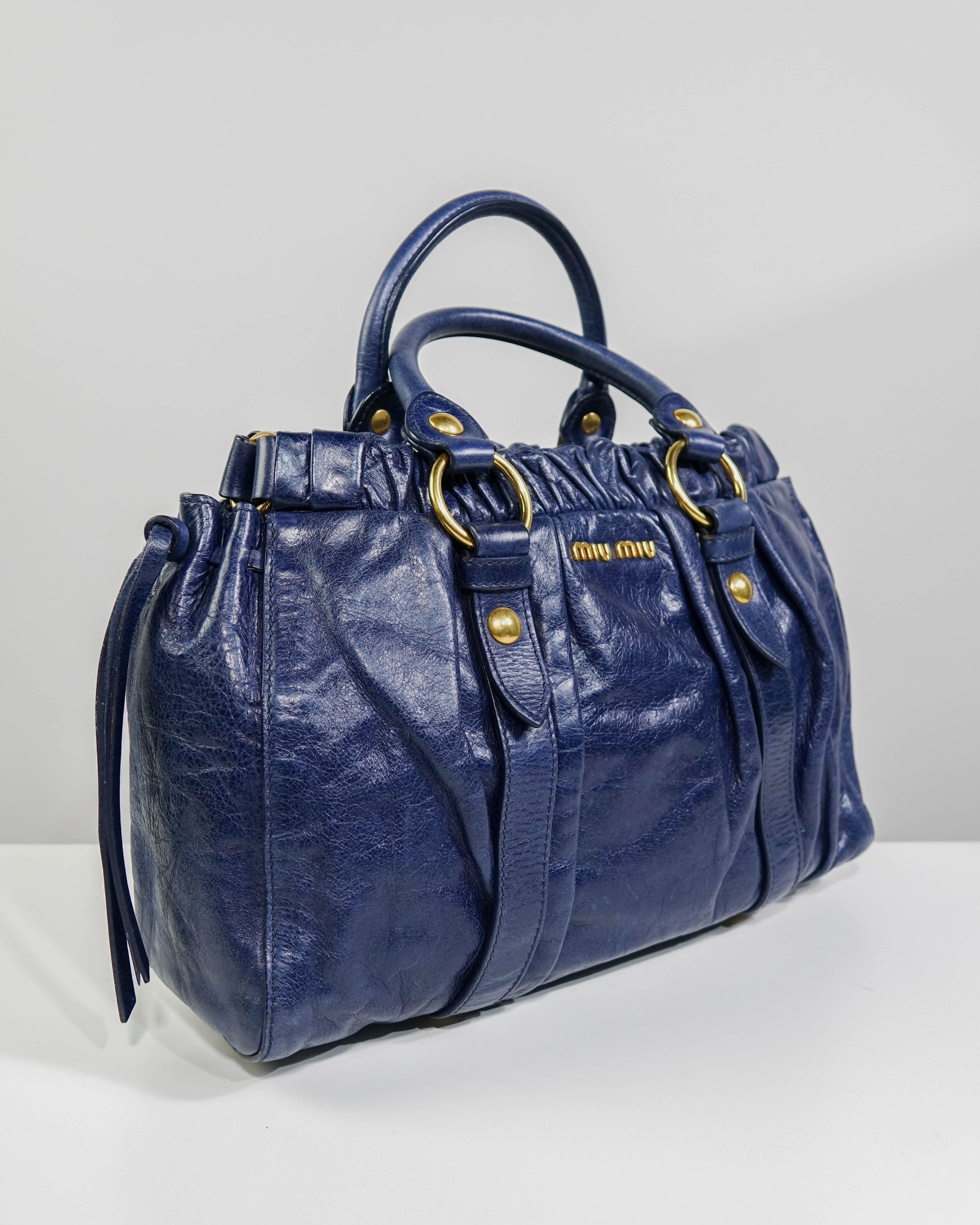 Sac 2way Miu Miu - bleu et gold Lola Collective