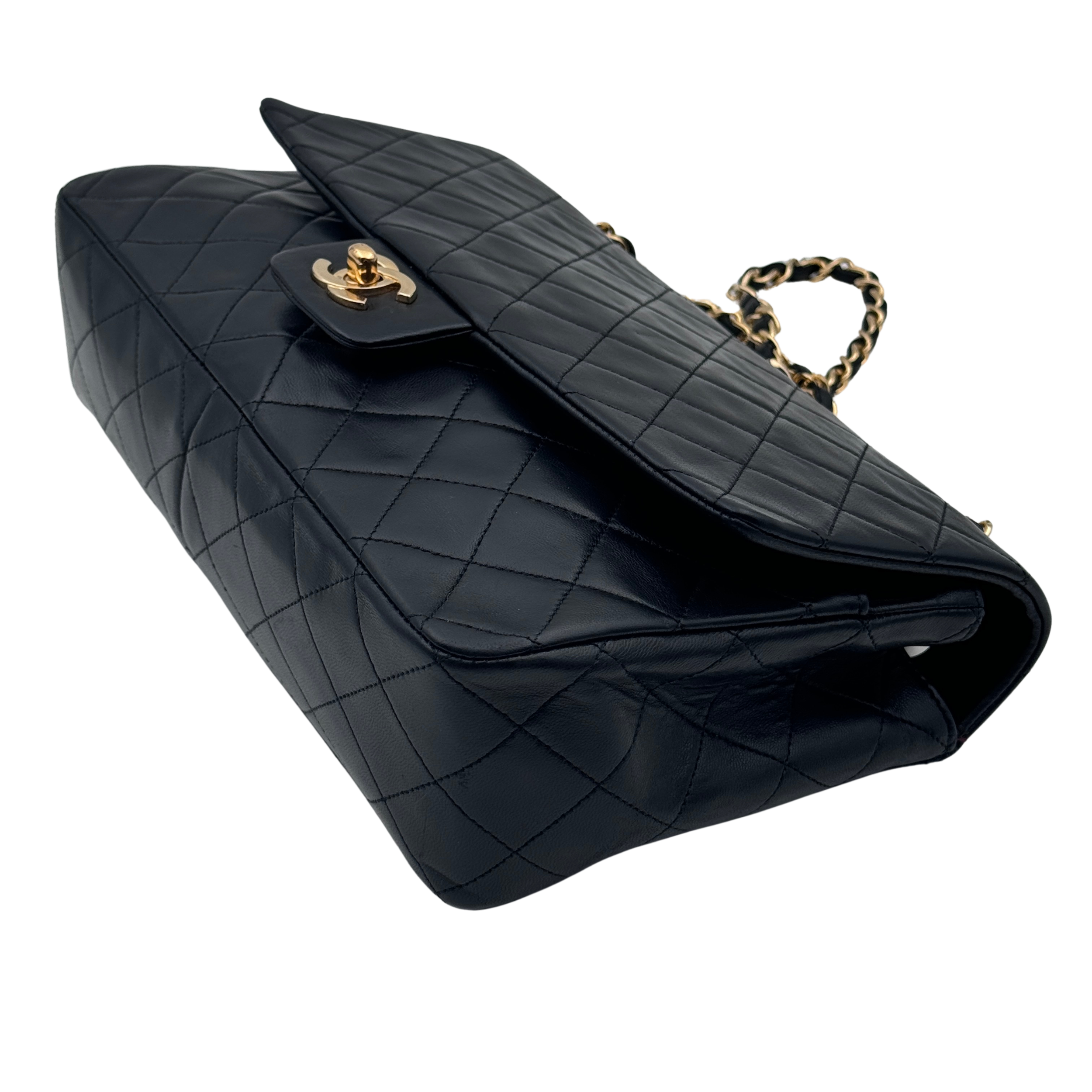 CLASSIC MEDIUM SIMPLE FLAP - CHANEL Lola Collective