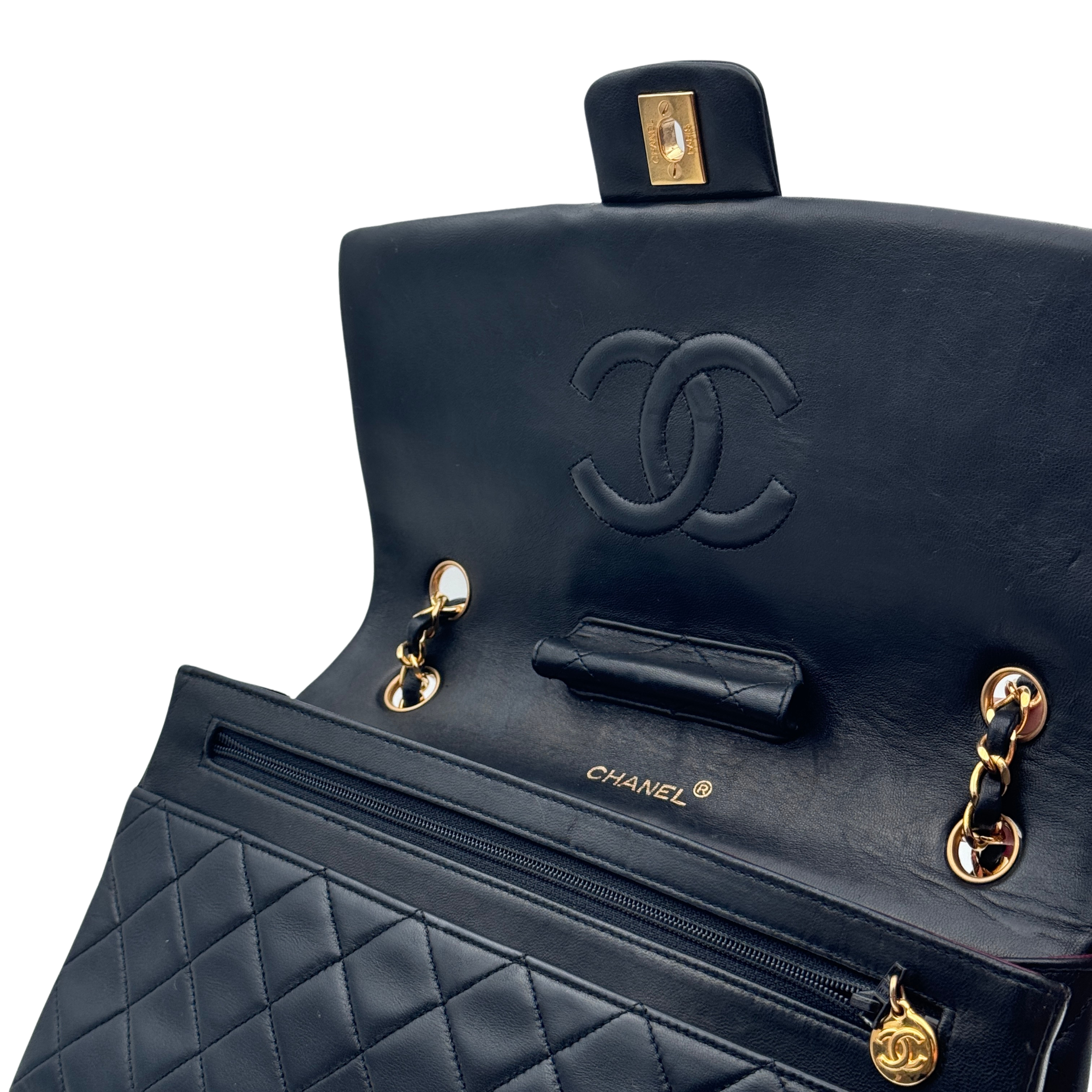 CLASSIC MEDIUM SIMPLE FLAP - CHANEL Lola Collective