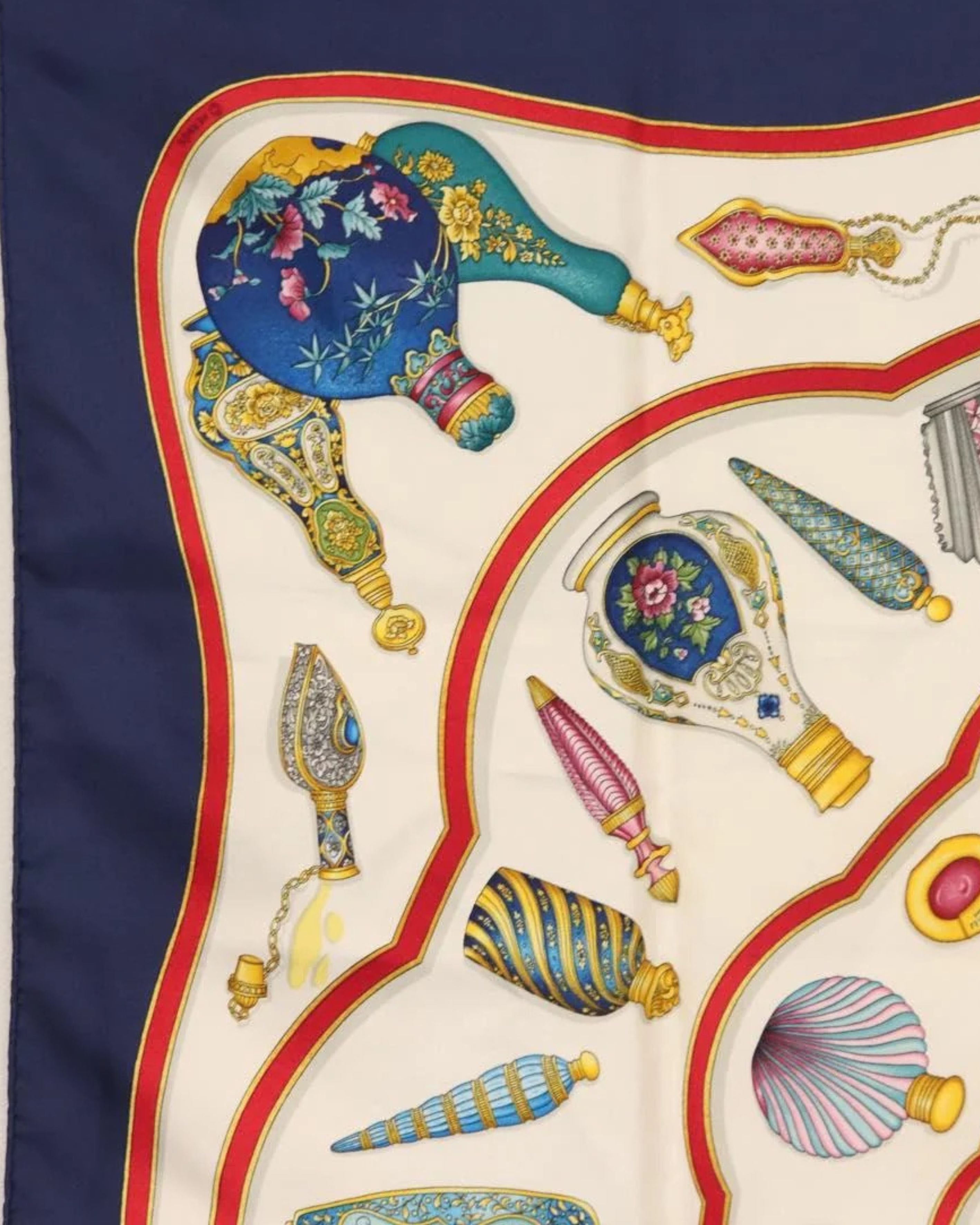 Foulard Carré 90 “Qu’importe le flacon” en soie blanche – Hermès Lola Collective