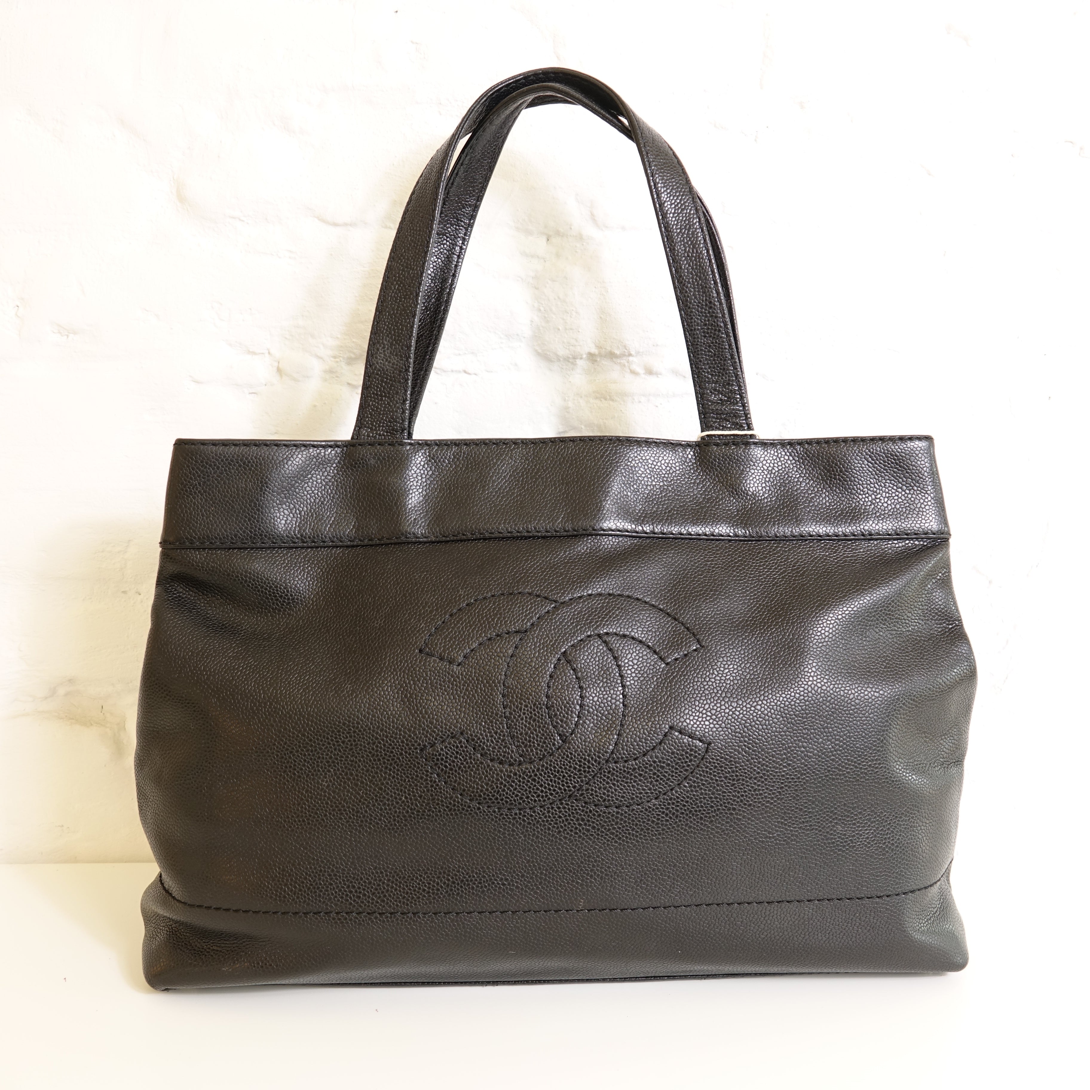 Chanel Sac cabas cuir caviar noir Lola collective