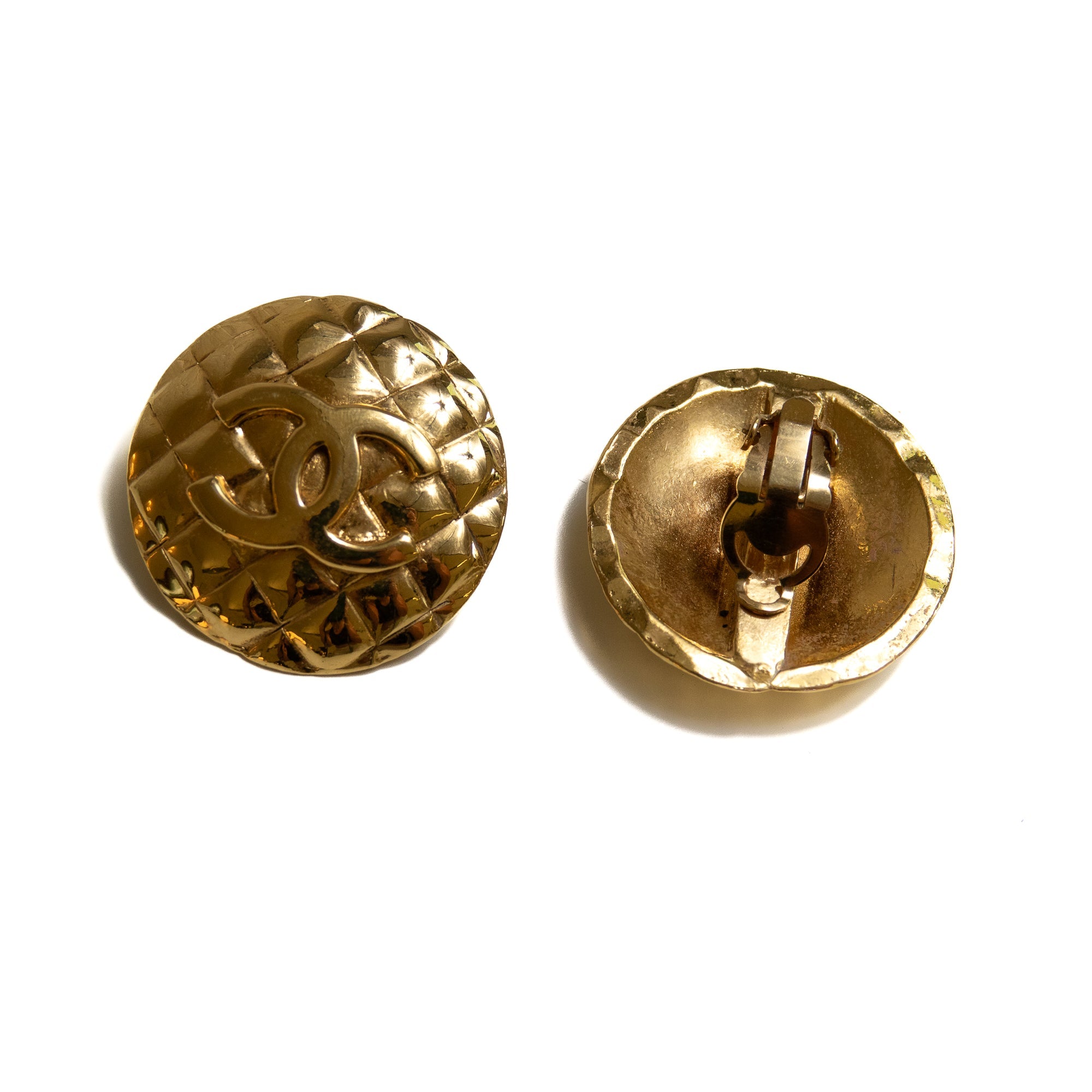 Chanel Boucles d’oreilles CC matelassées — Plaqué or 24K Lola Collective