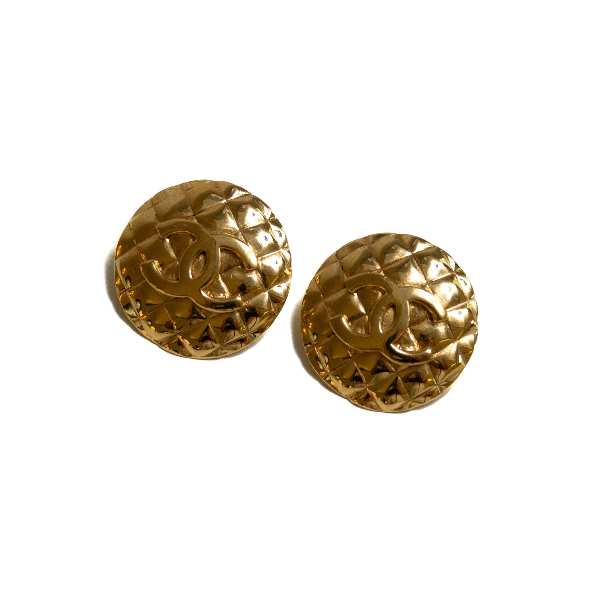 Chanel Boucles d’oreilles CC matelassées — Plaqué or 24K Lola Collective