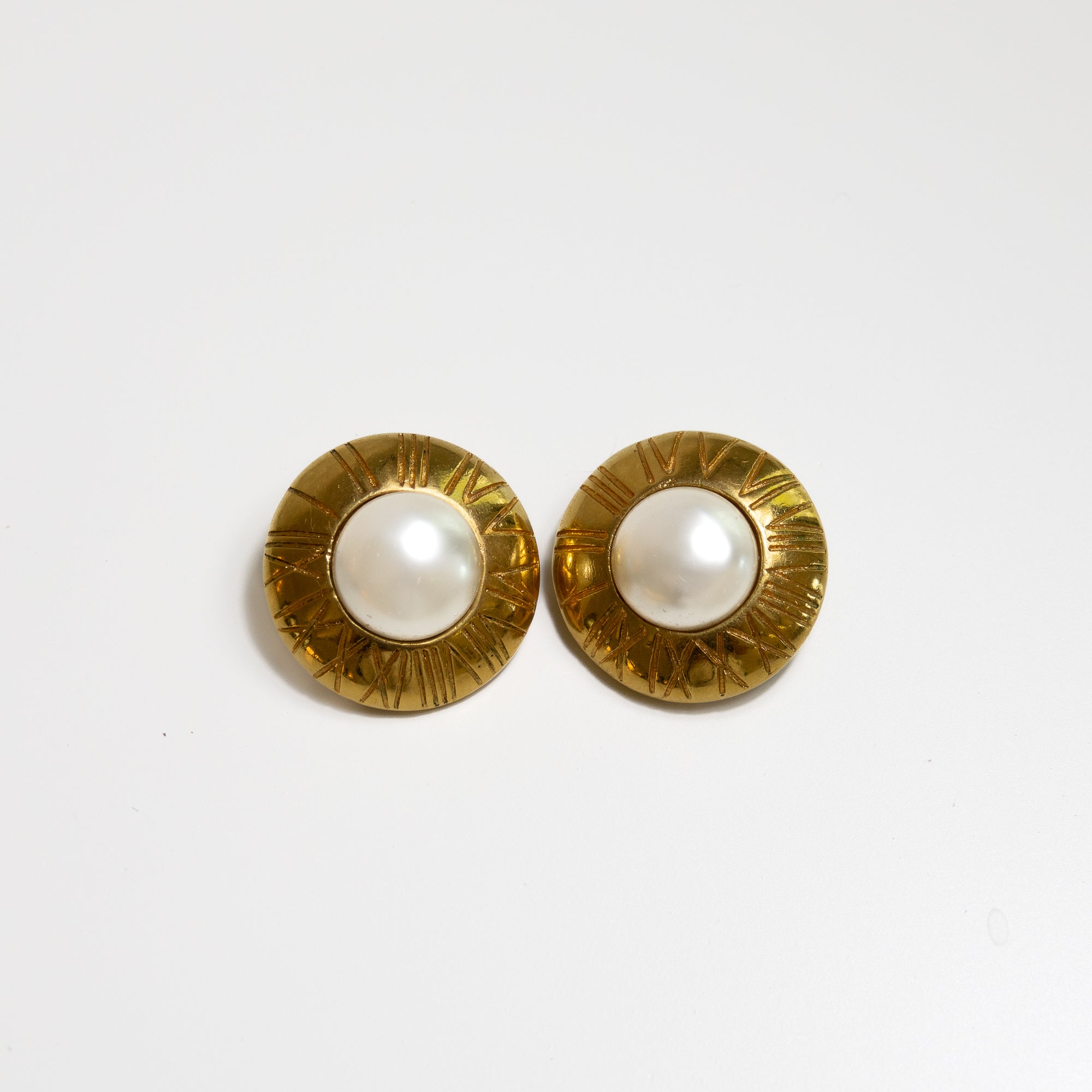 Chanel Boucles d'oreilles gold et perles Lola Collective