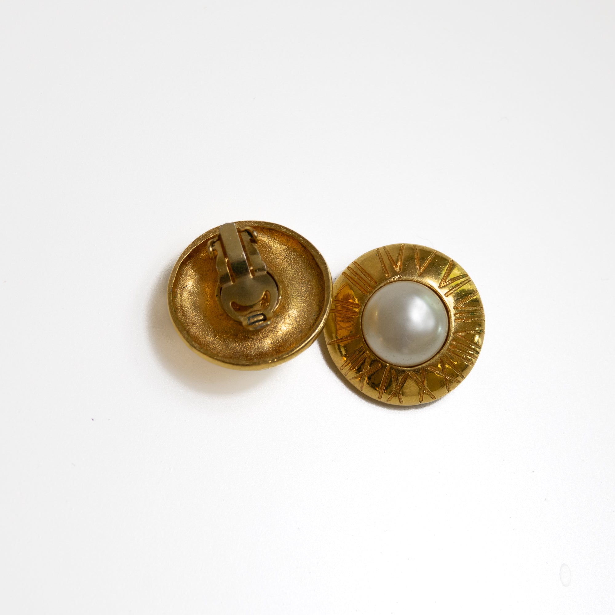 Chanel Boucles d'oreilles gold et perles Lola Collective