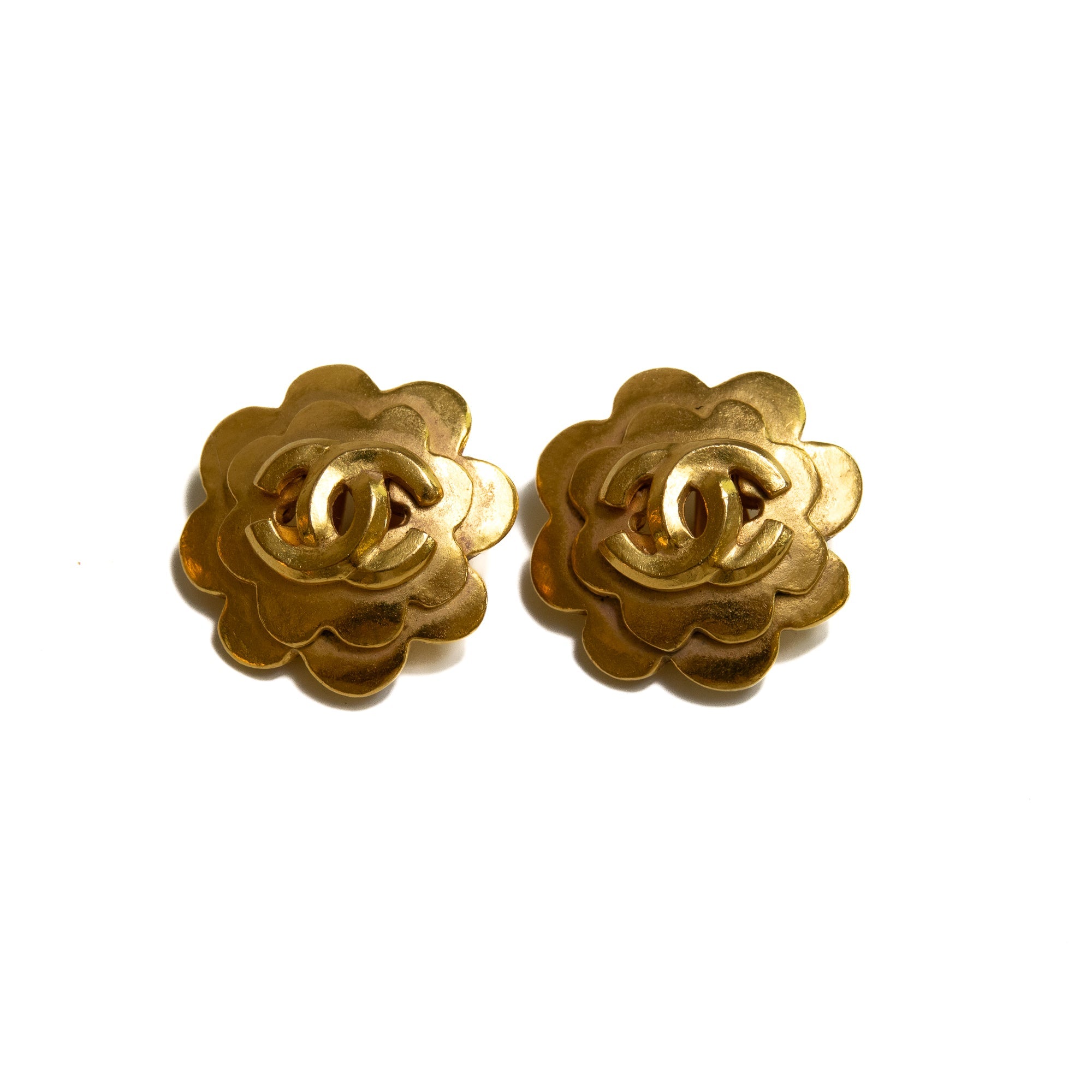 Chanel Boucles d’oreilles Camélia CC — Plaqué or 24K Lola Collective