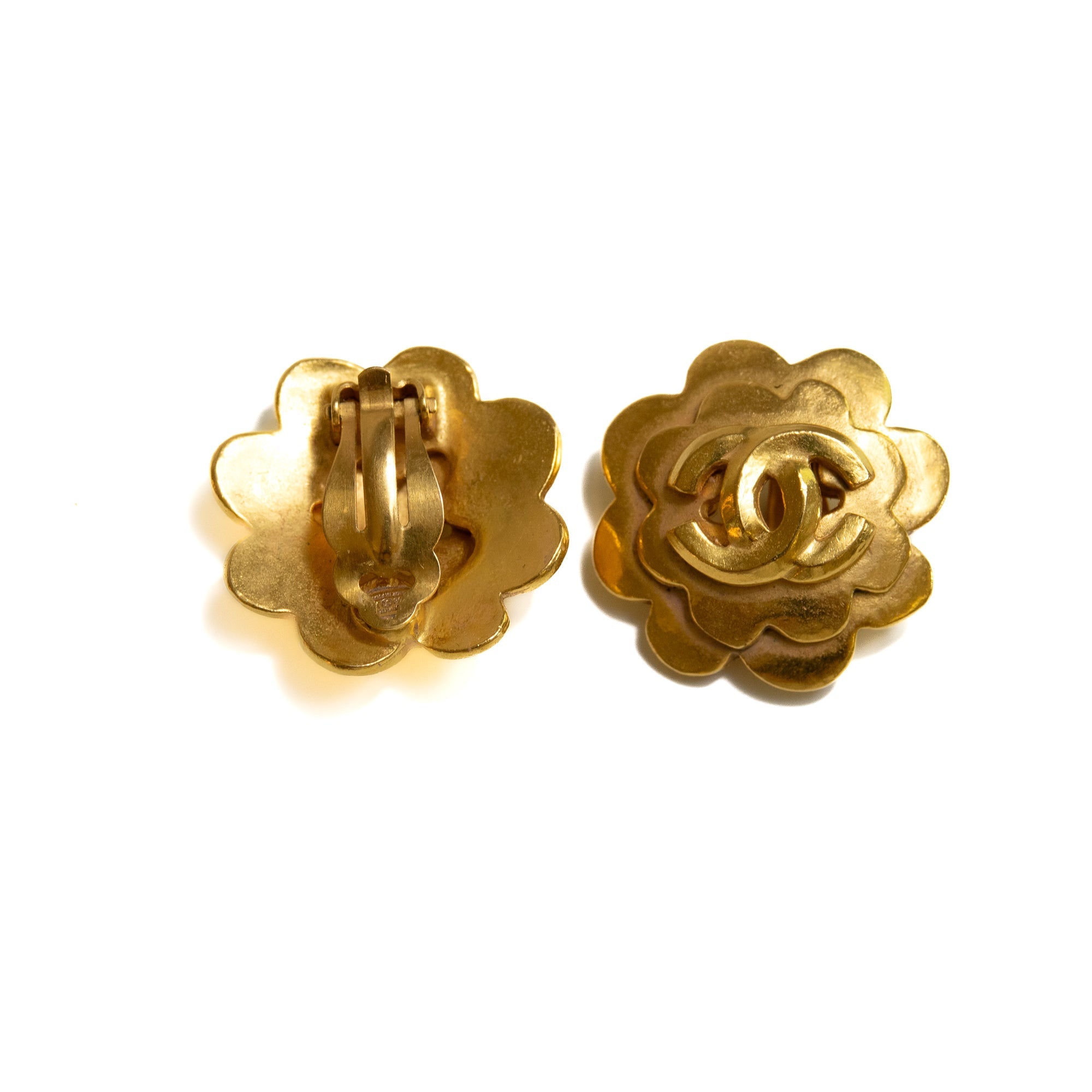 Chanel Boucles d’oreilles Camélia CC — Plaqué or 24K Lola Collective