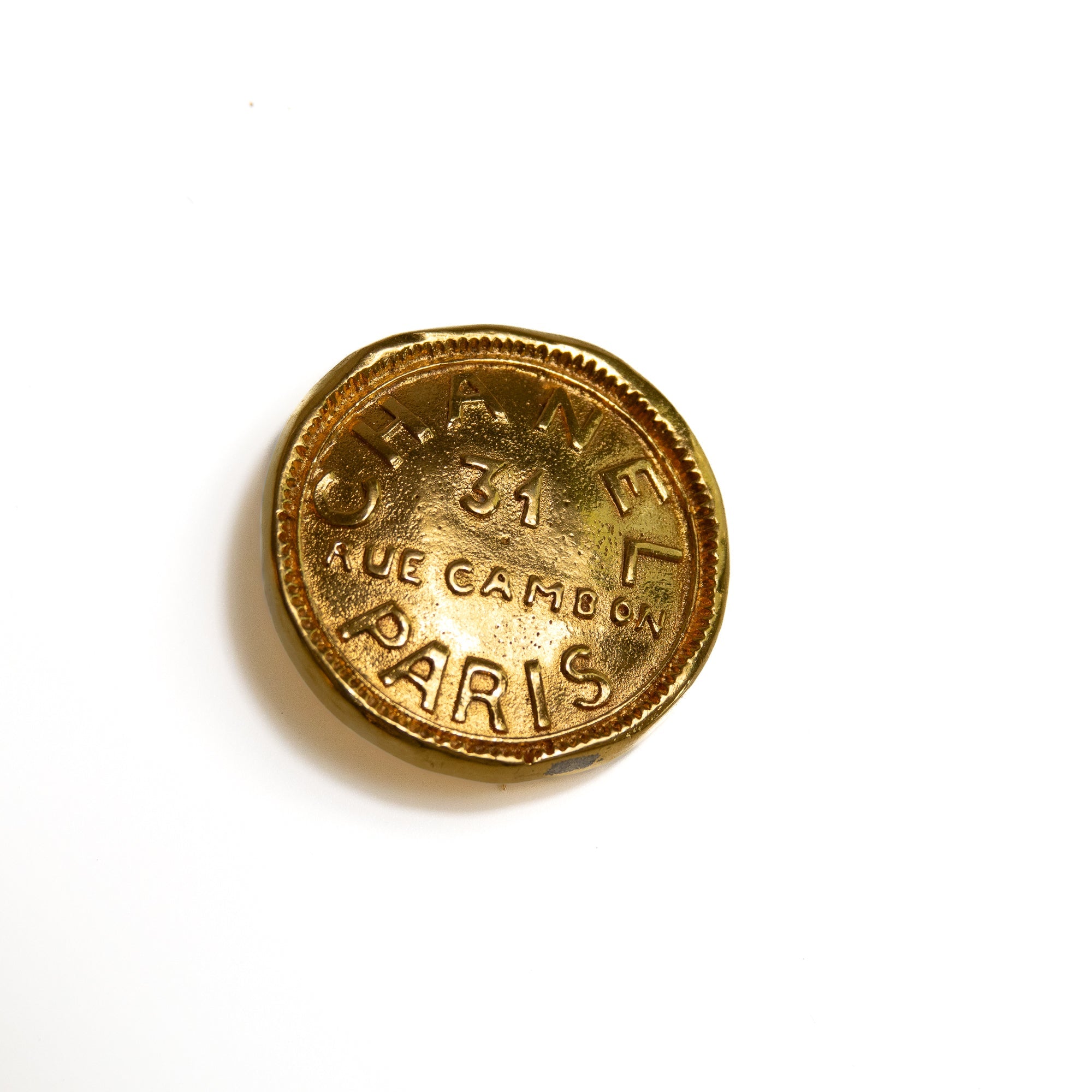 Broche Chanel bouton « 31 Rue Cambon Paris » — Plaqué or 24K Lola Collective