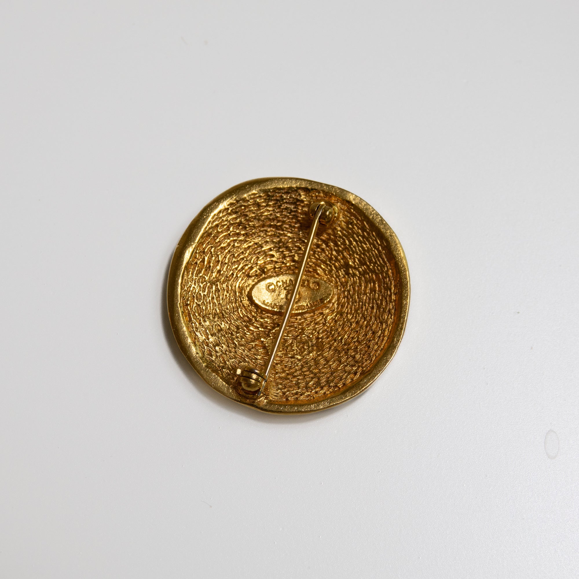 Broche Chanel 31 Rue Cambon Paris en métal doré Lola Collective