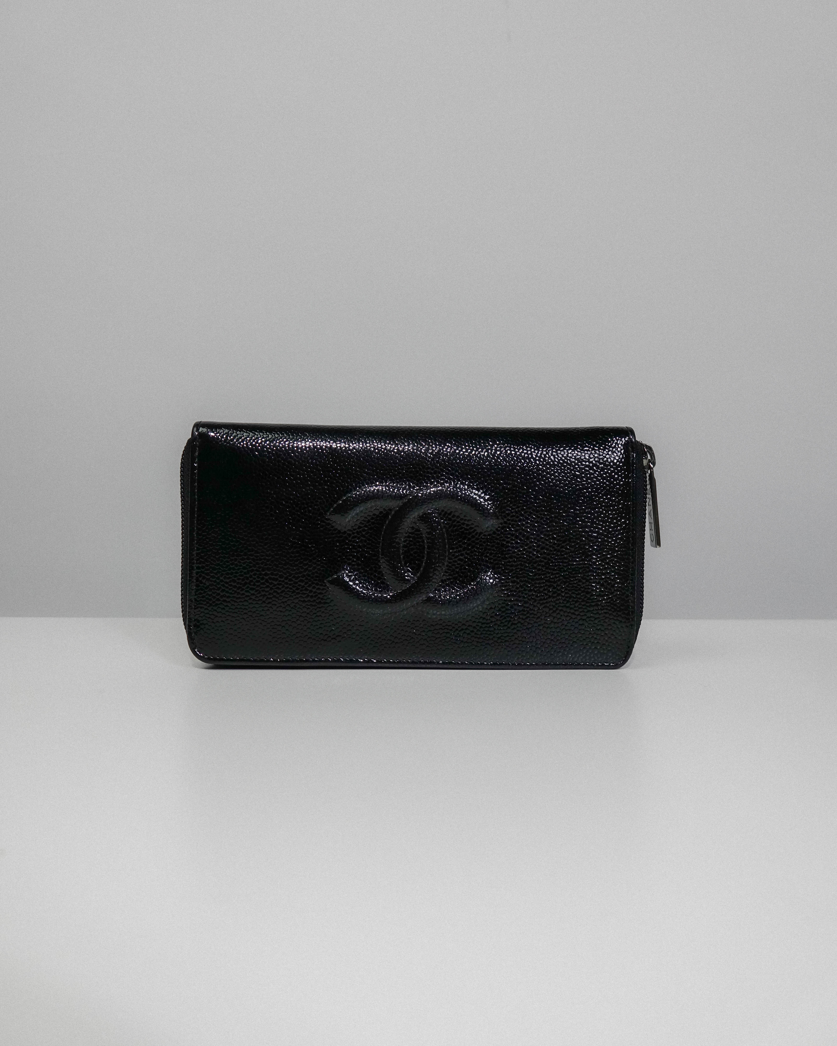 Chanel portefeuille noir en cuir caviar Lola Collective