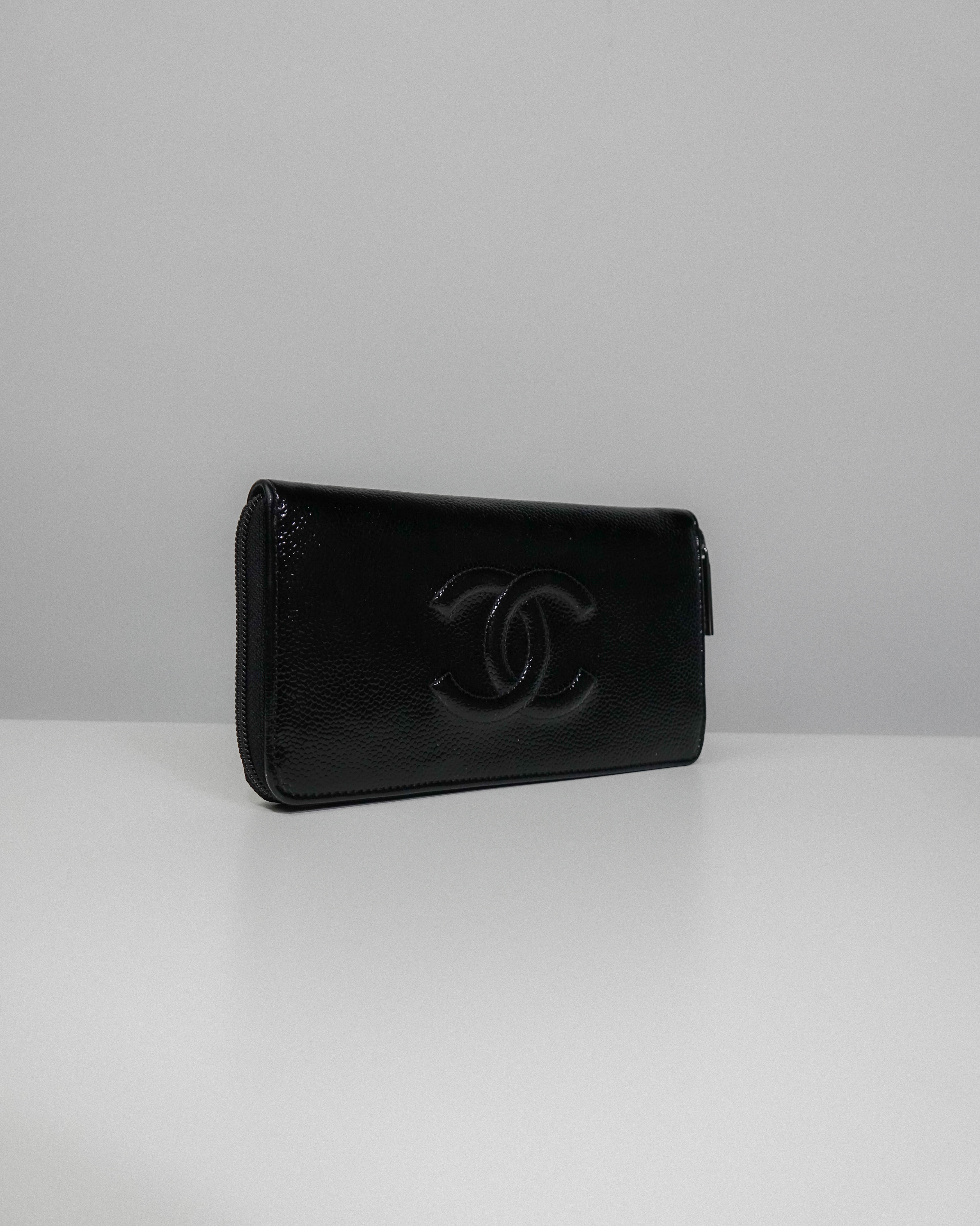 Chanel portefeuille noir en cuir caviar Lola Collective
