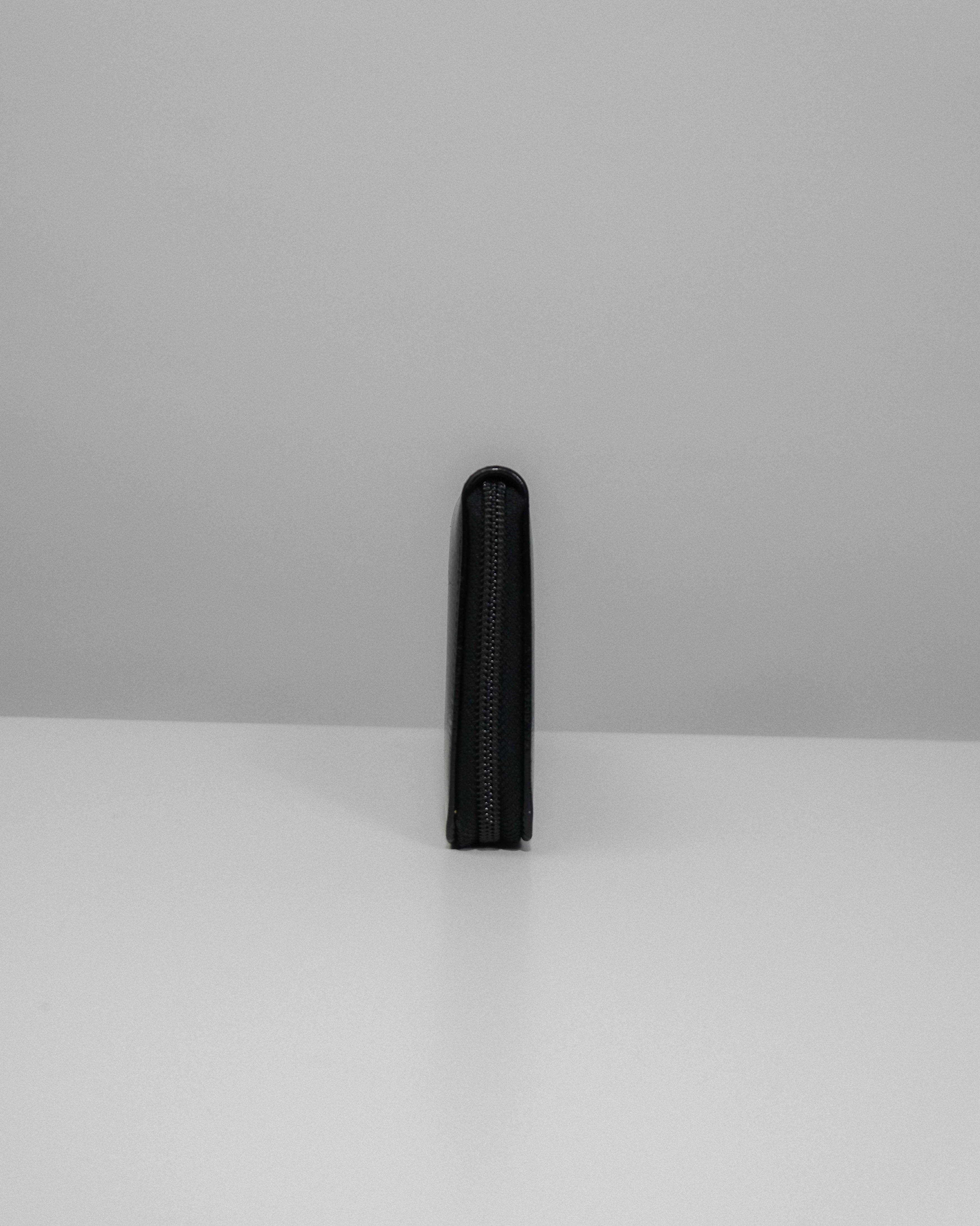 Chanel portefeuille noir en cuir caviar Lola Collective
