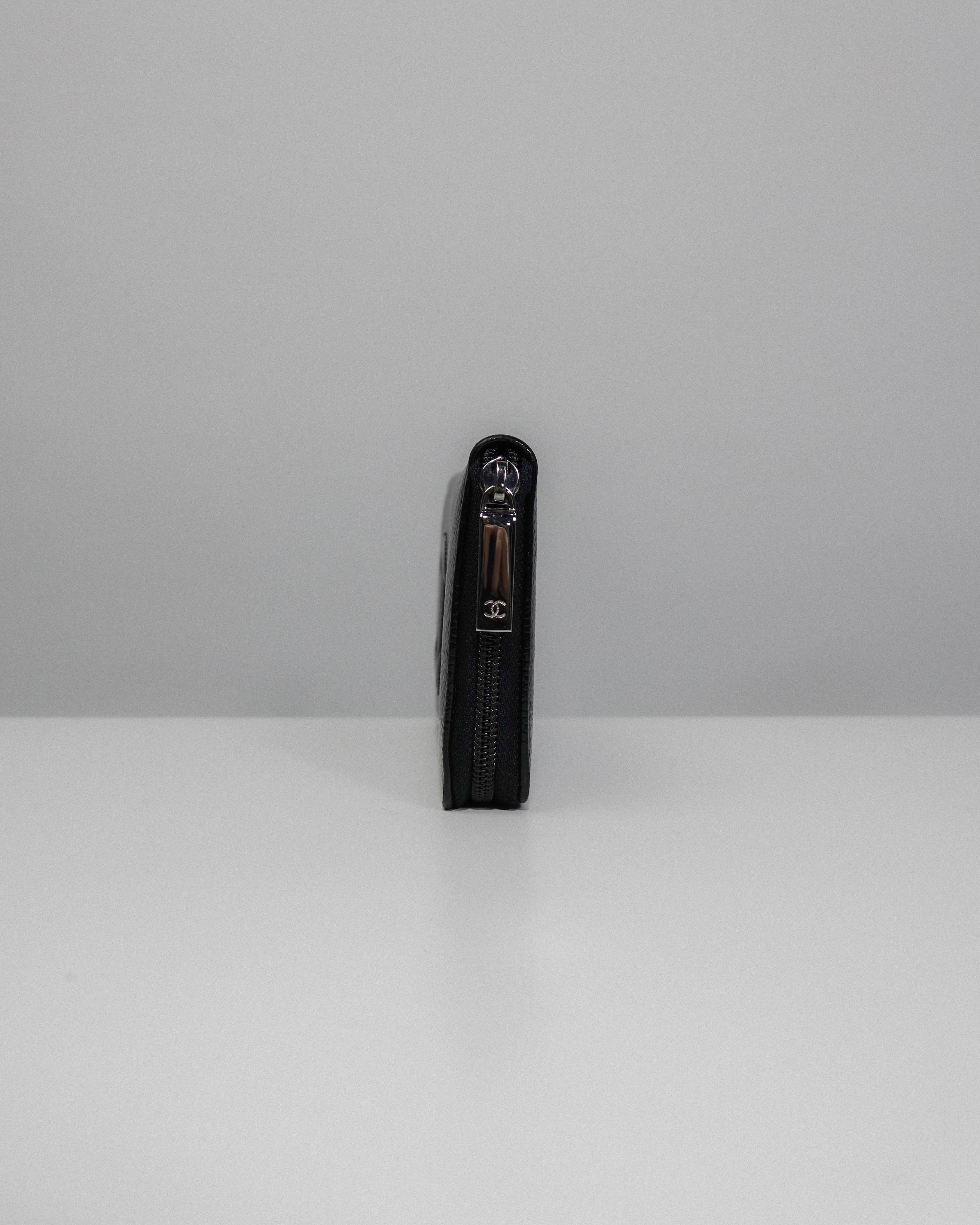 Chanel portefeuille noir en cuir caviar Lola Collective