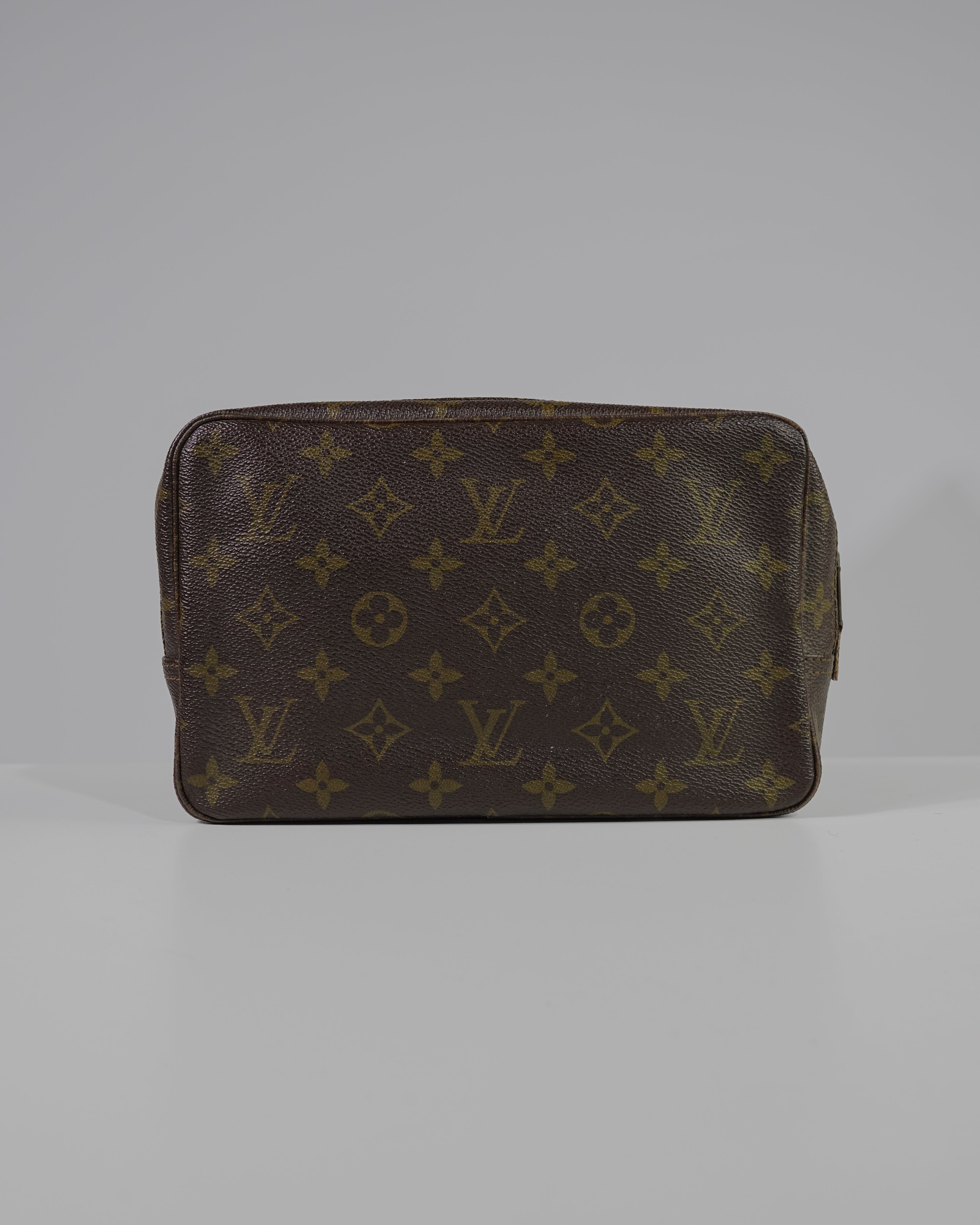 Trousse Toilette 23 Monogram – Louis Vuitton Lola Collective