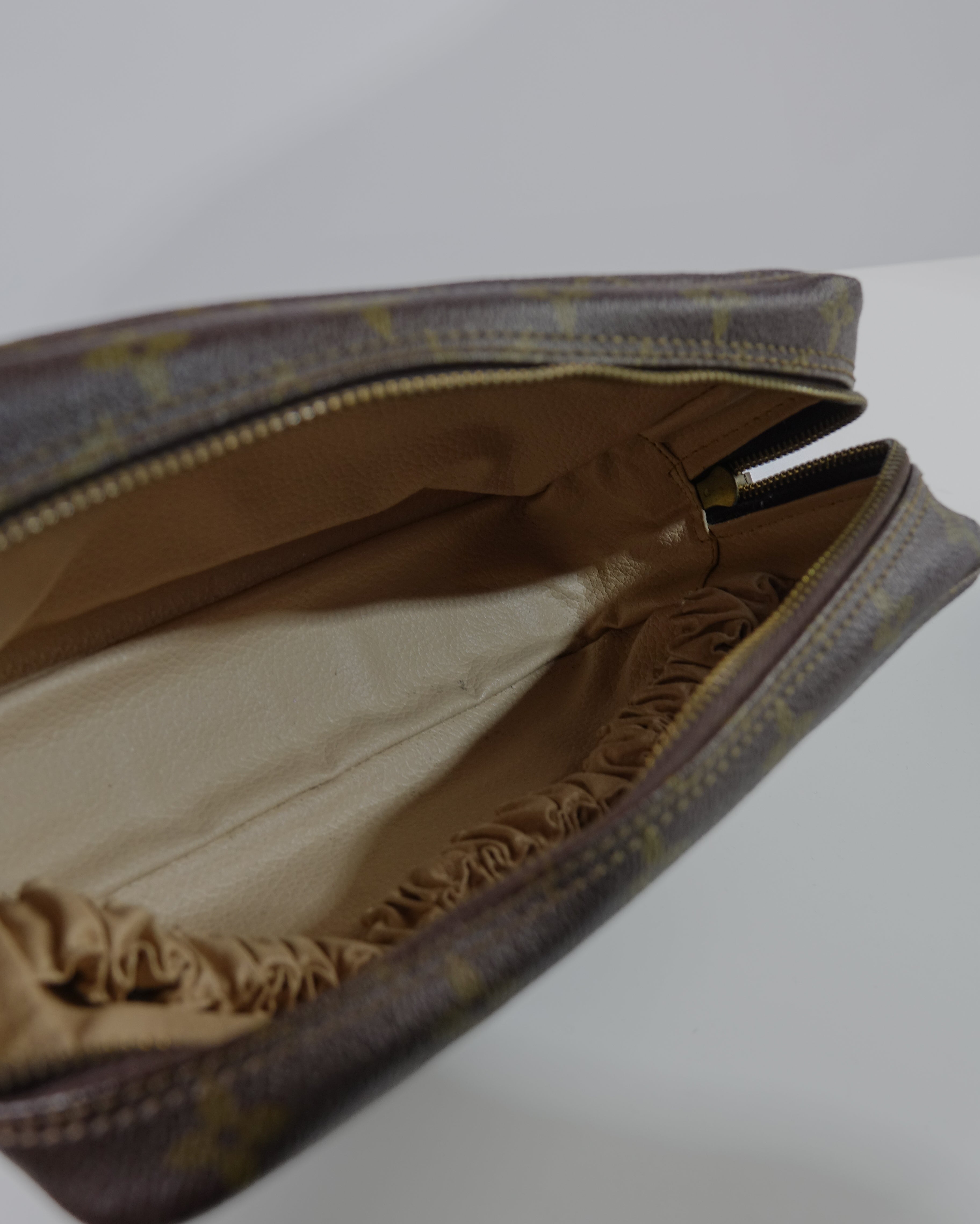 Trousse Toilette 23 Monogram – Louis Vuitton Lola Collective