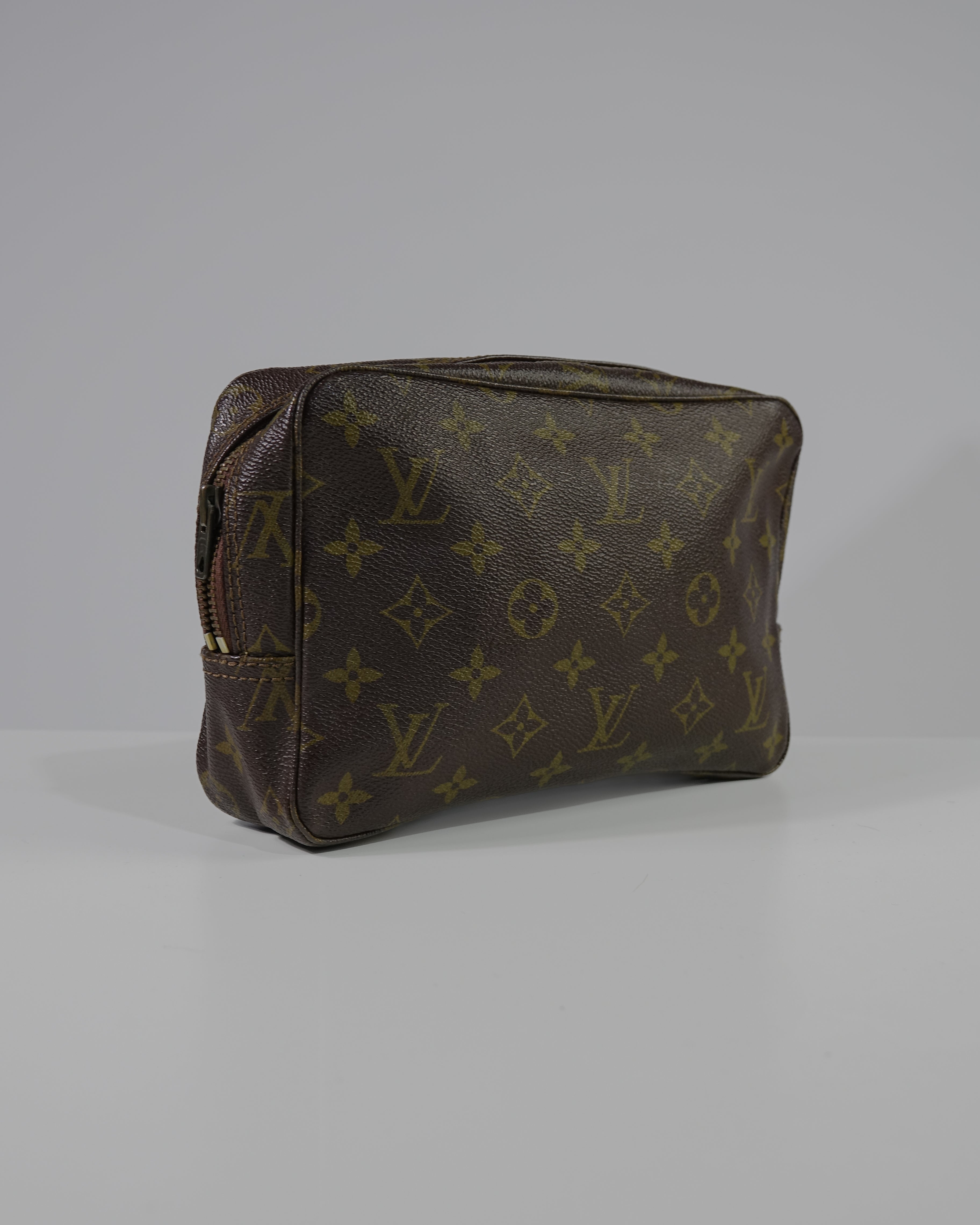Trousse Toilette 23 Monogram – Louis Vuitton Lola Collective