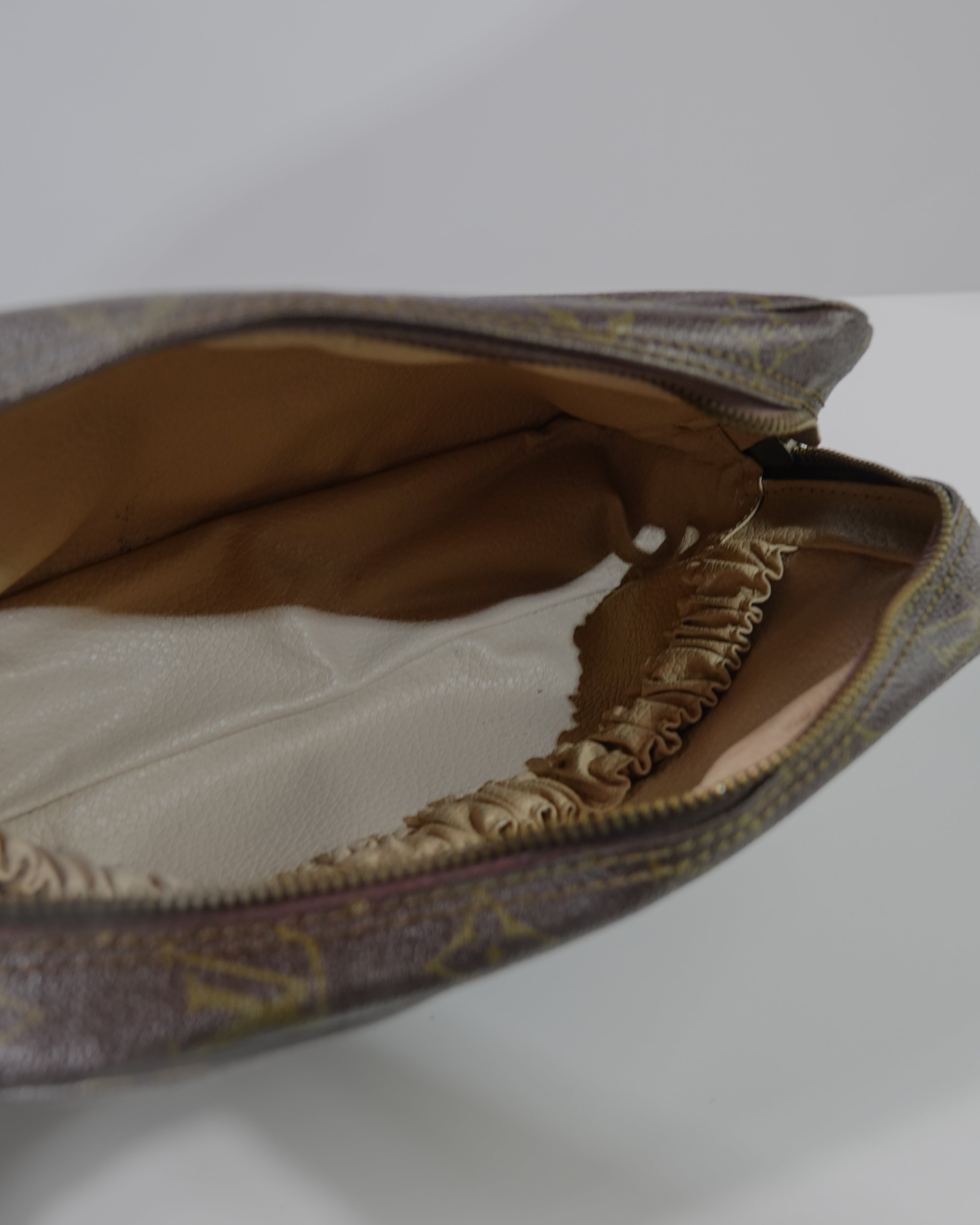 Trousse Toilette 23 Monogram – Louis Vuitton Lola Collective