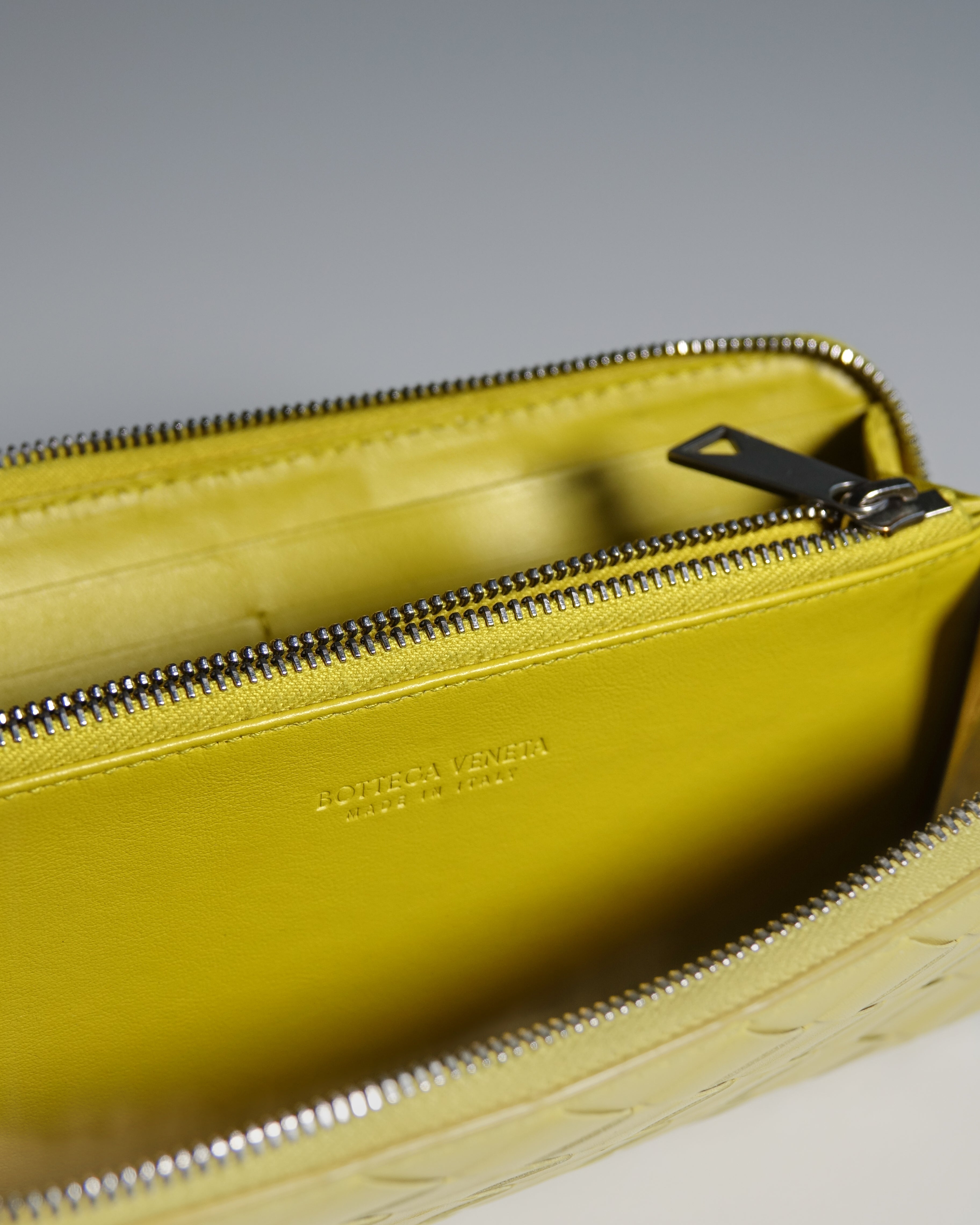 Portefeuille long Bottega Veneta Intrecciato Jaune Lola Collective