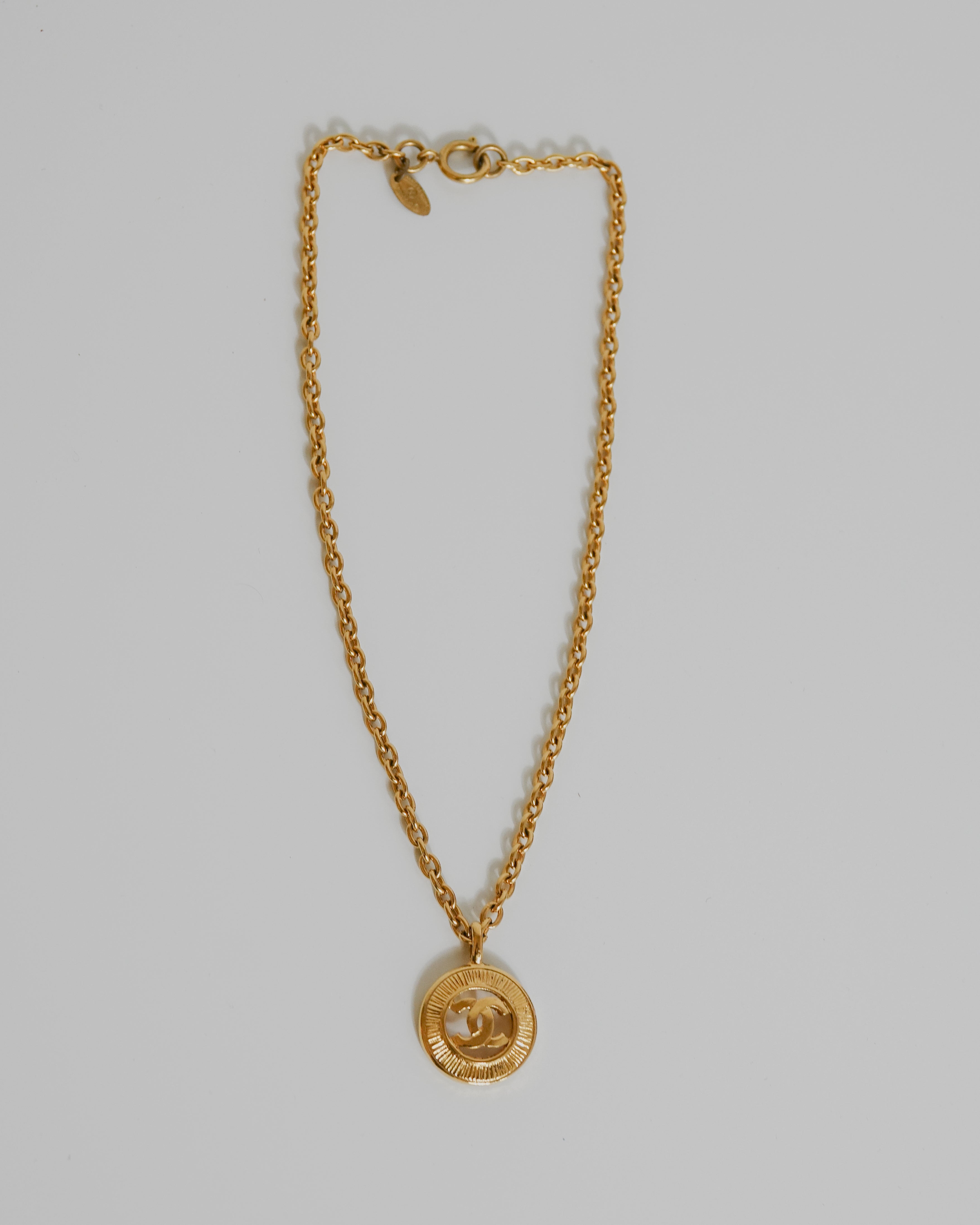 Collier Chanel Circle logo motif rond doré Lola Collective
