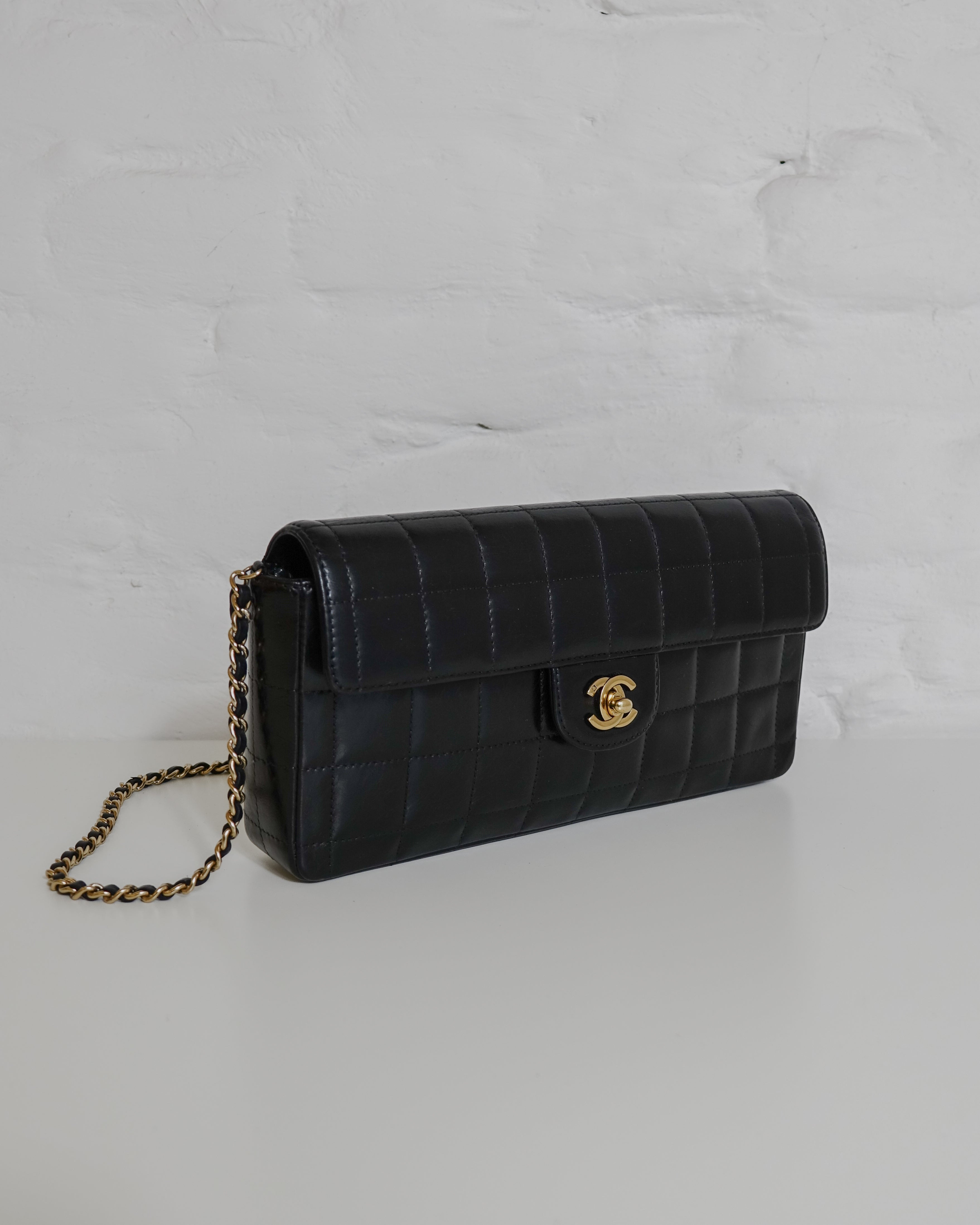 Sac Chocolate Bar en cuir noir Chanel Lola Collective
