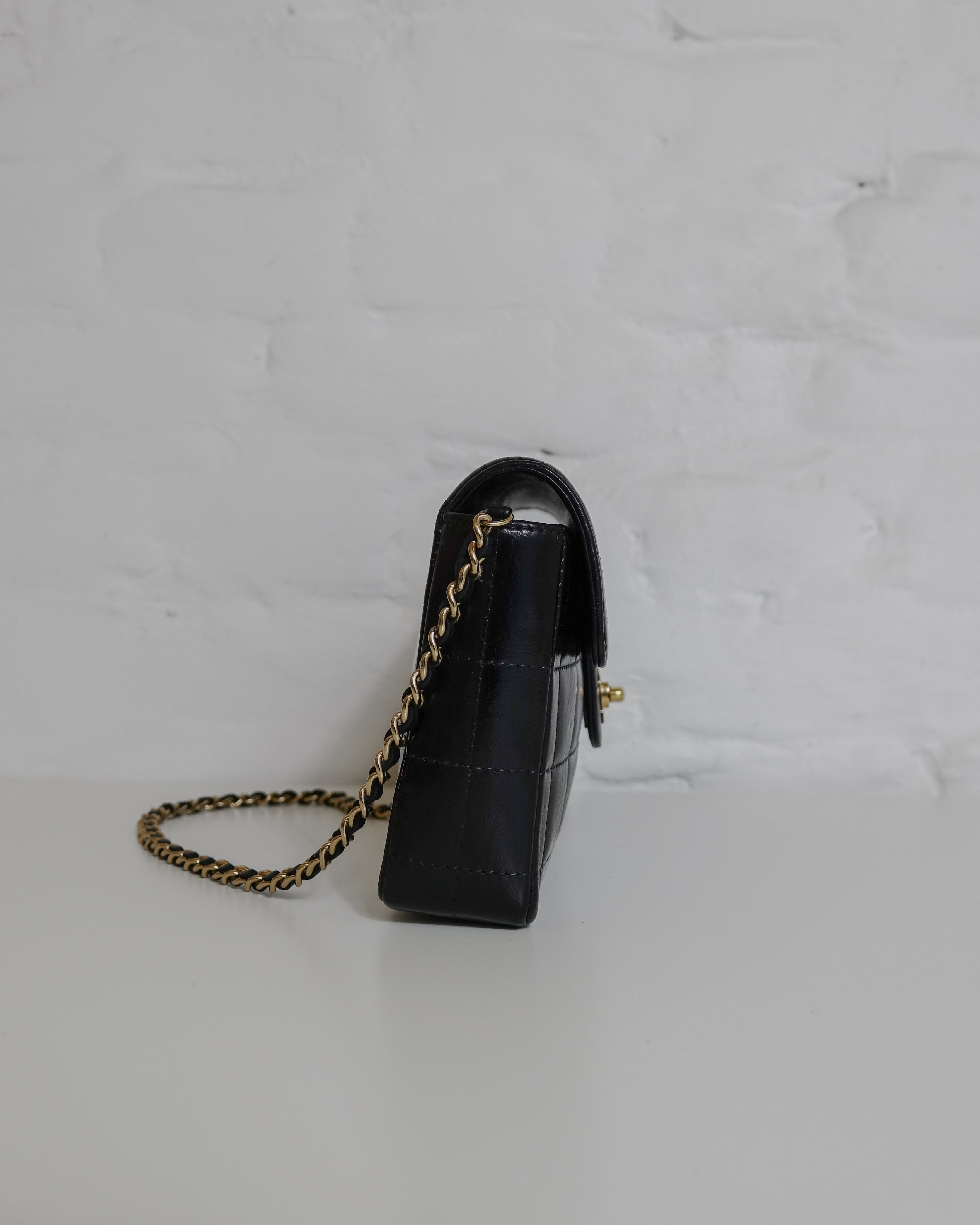 Sac Chocolate Bar en cuir noir Chanel Lola Collective