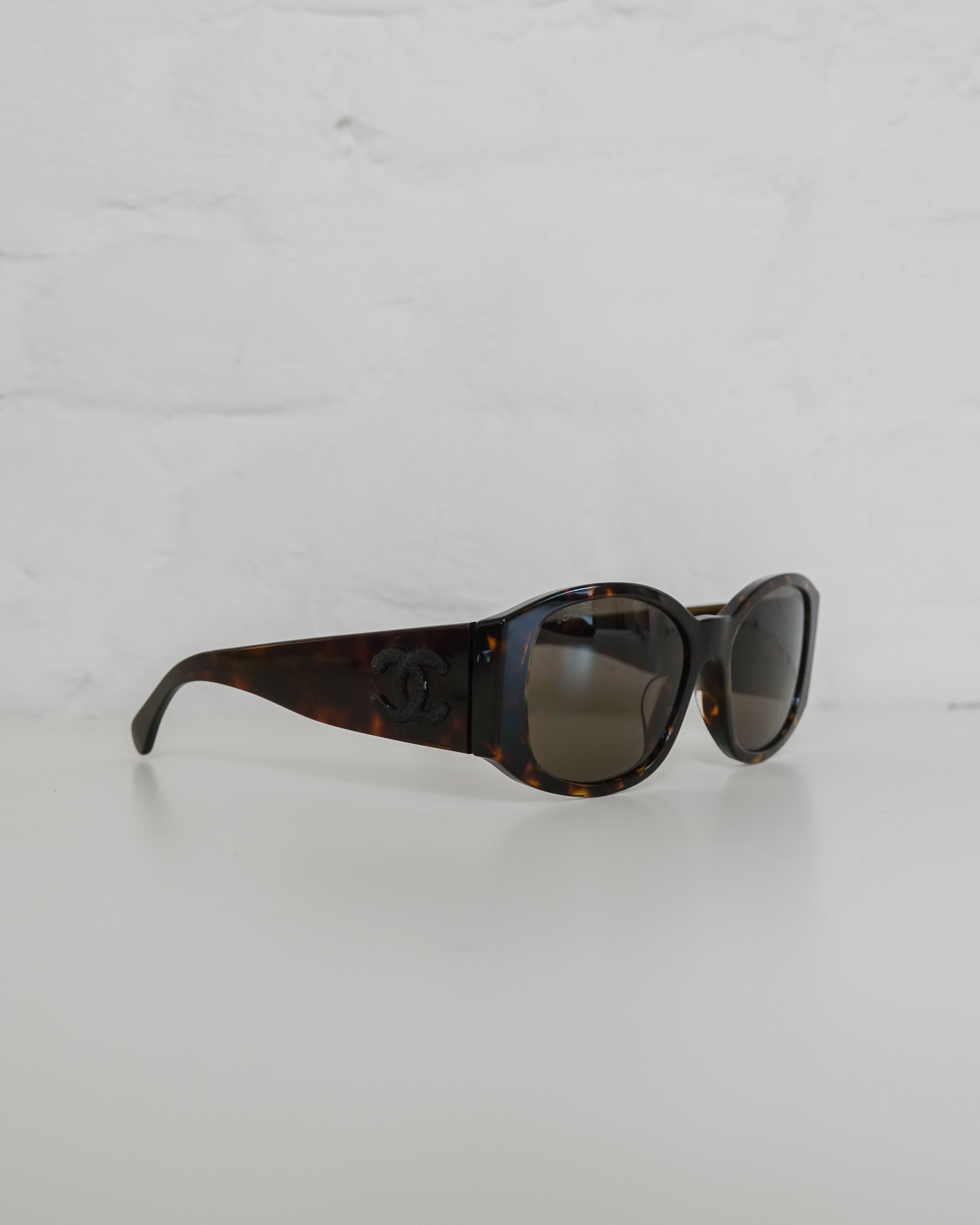 Chanel lunettes solaires rectangulaires Lola Collective