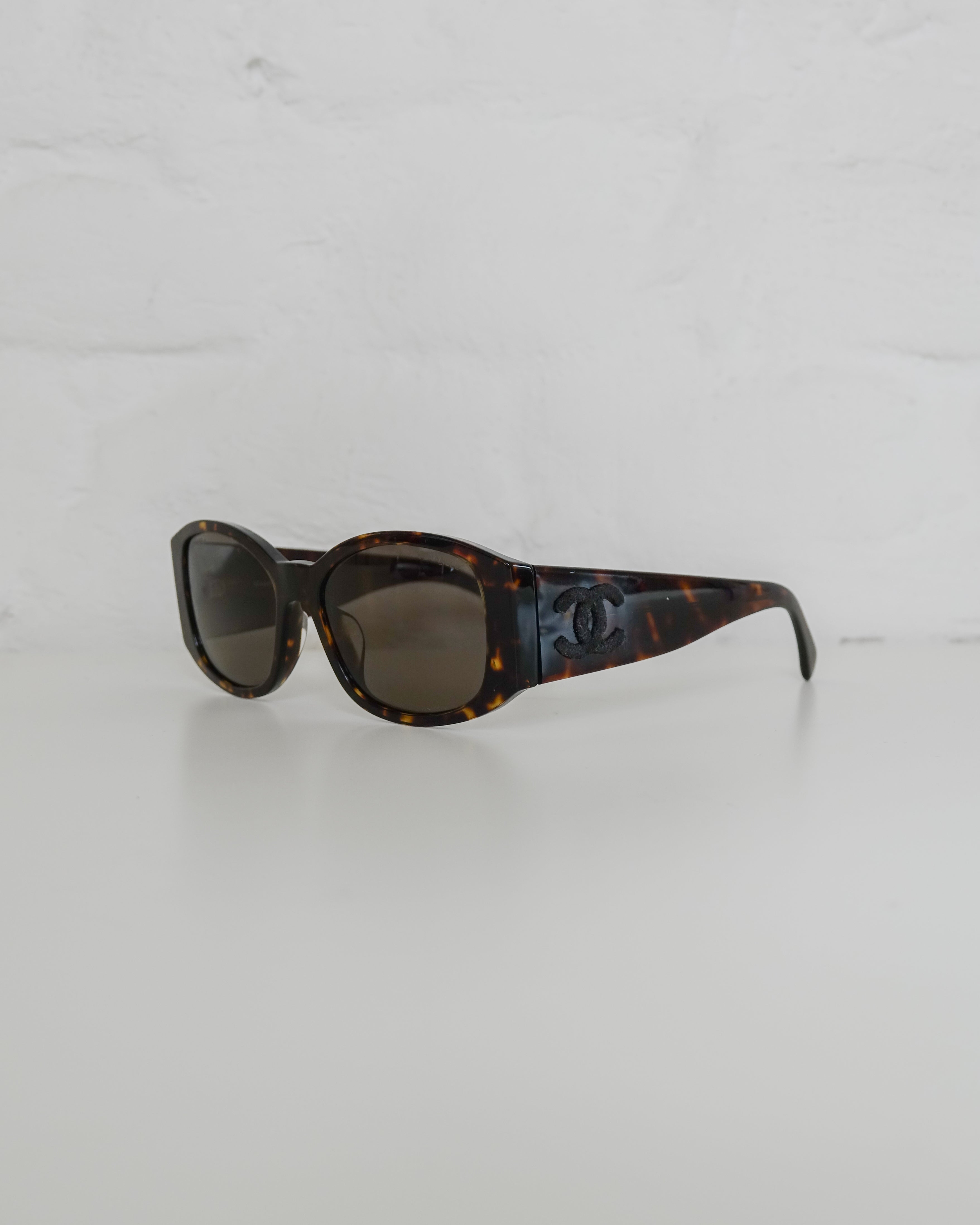 Chanel lunettes solaires rectangulaires Lola Collective