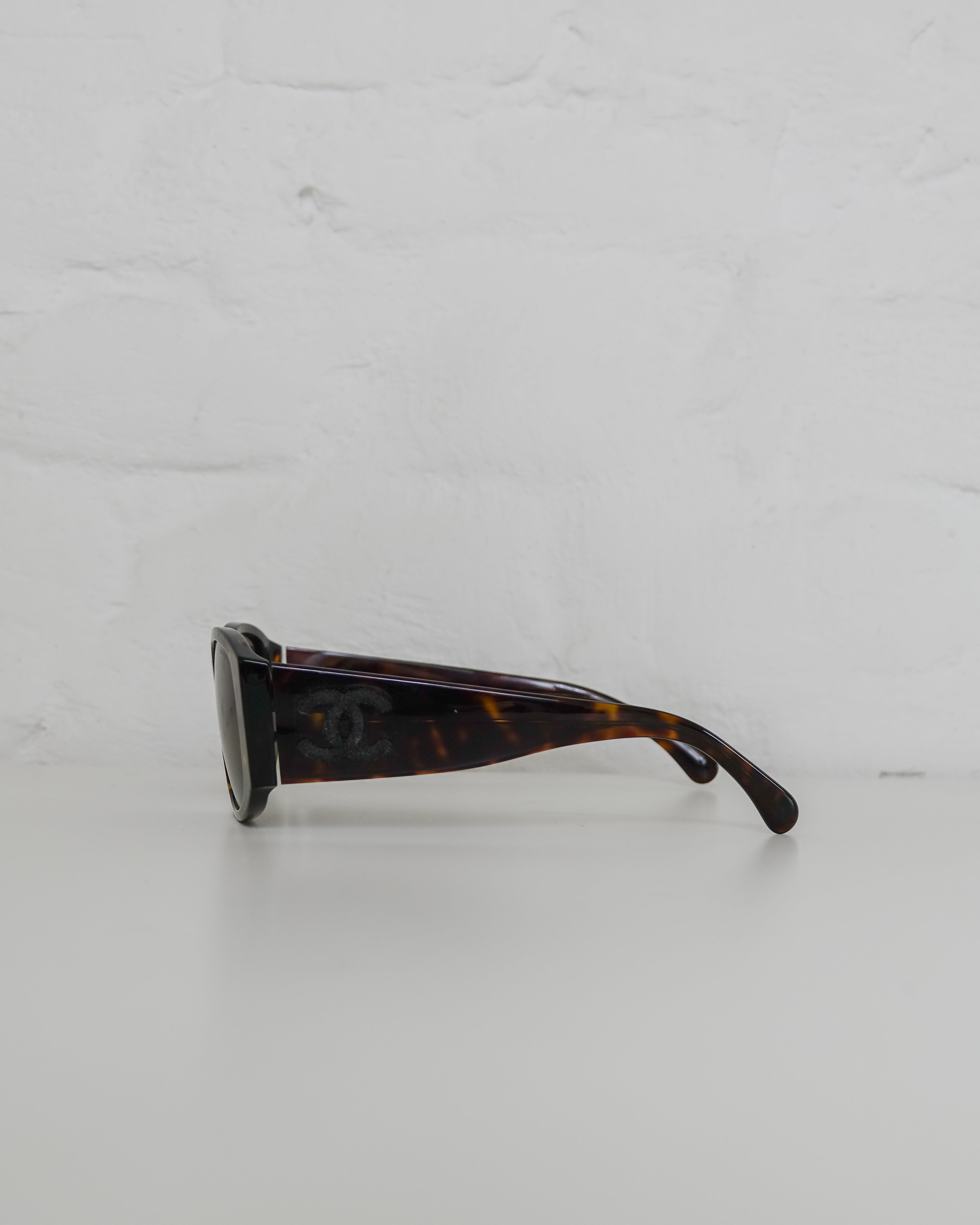 Chanel lunettes solaires rectangulaires Lola Collective