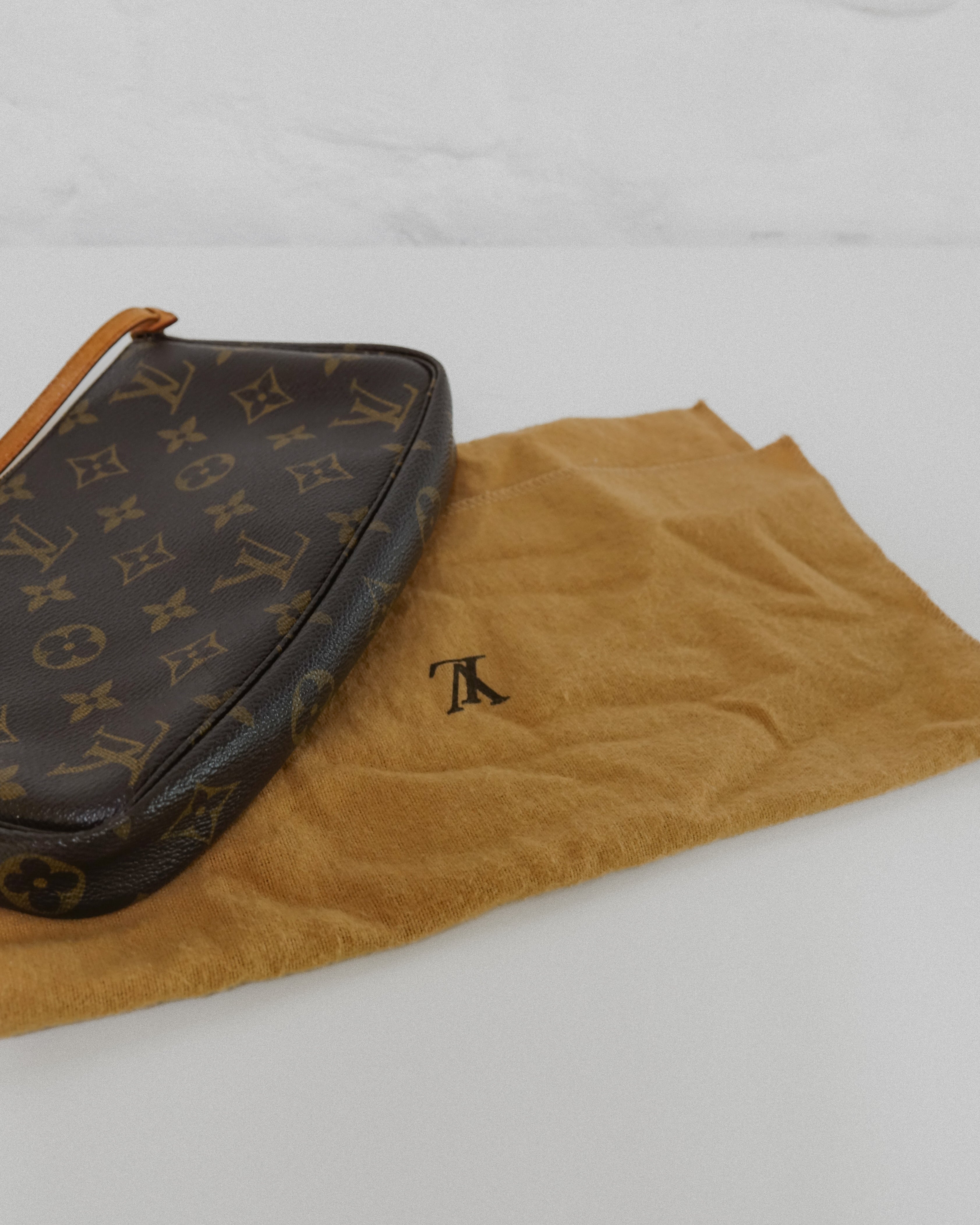 Louis Vuitton Pochette accessoires monogram Lola collective