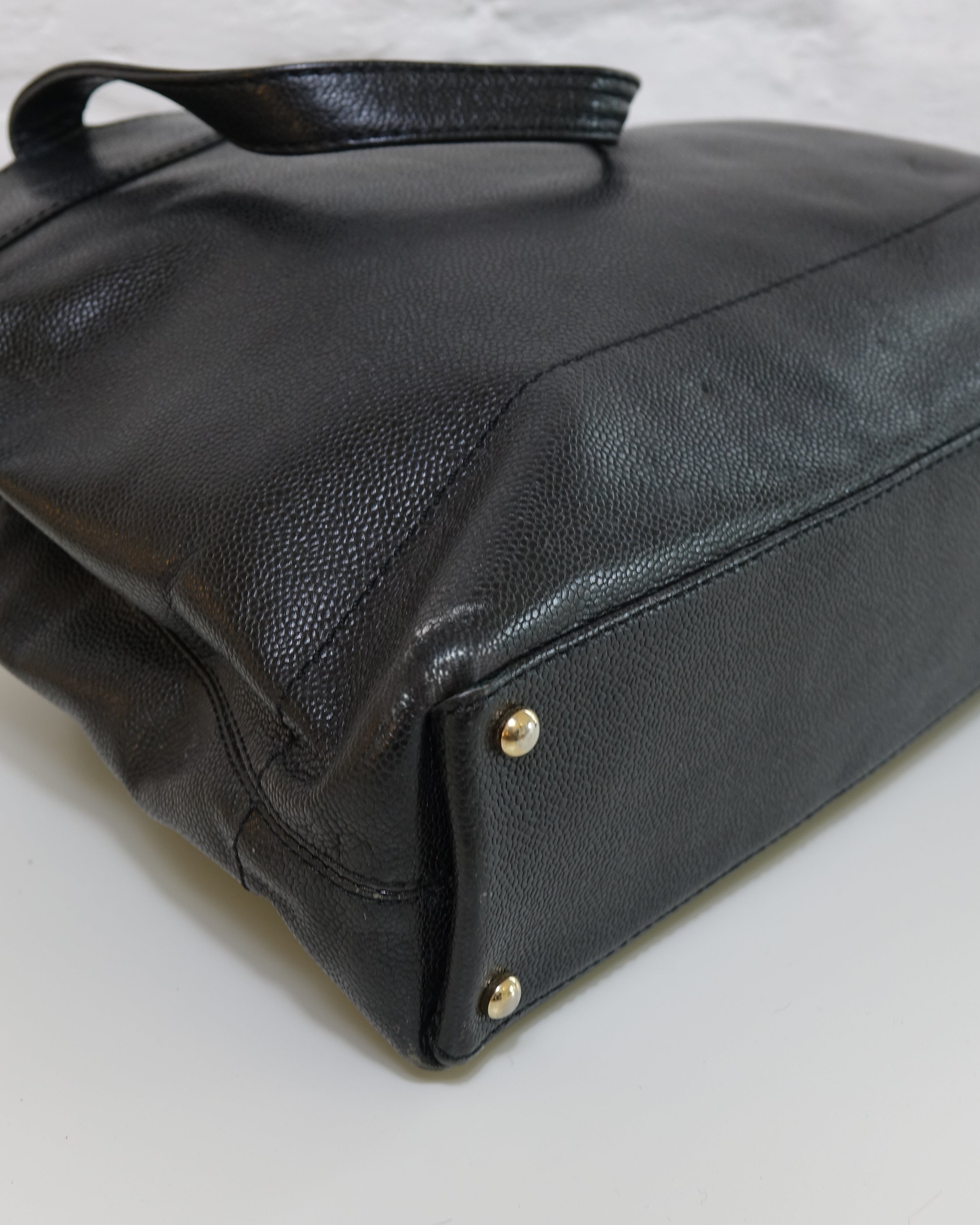 Chanel Sac cabas cuir caviar noir Lola collective