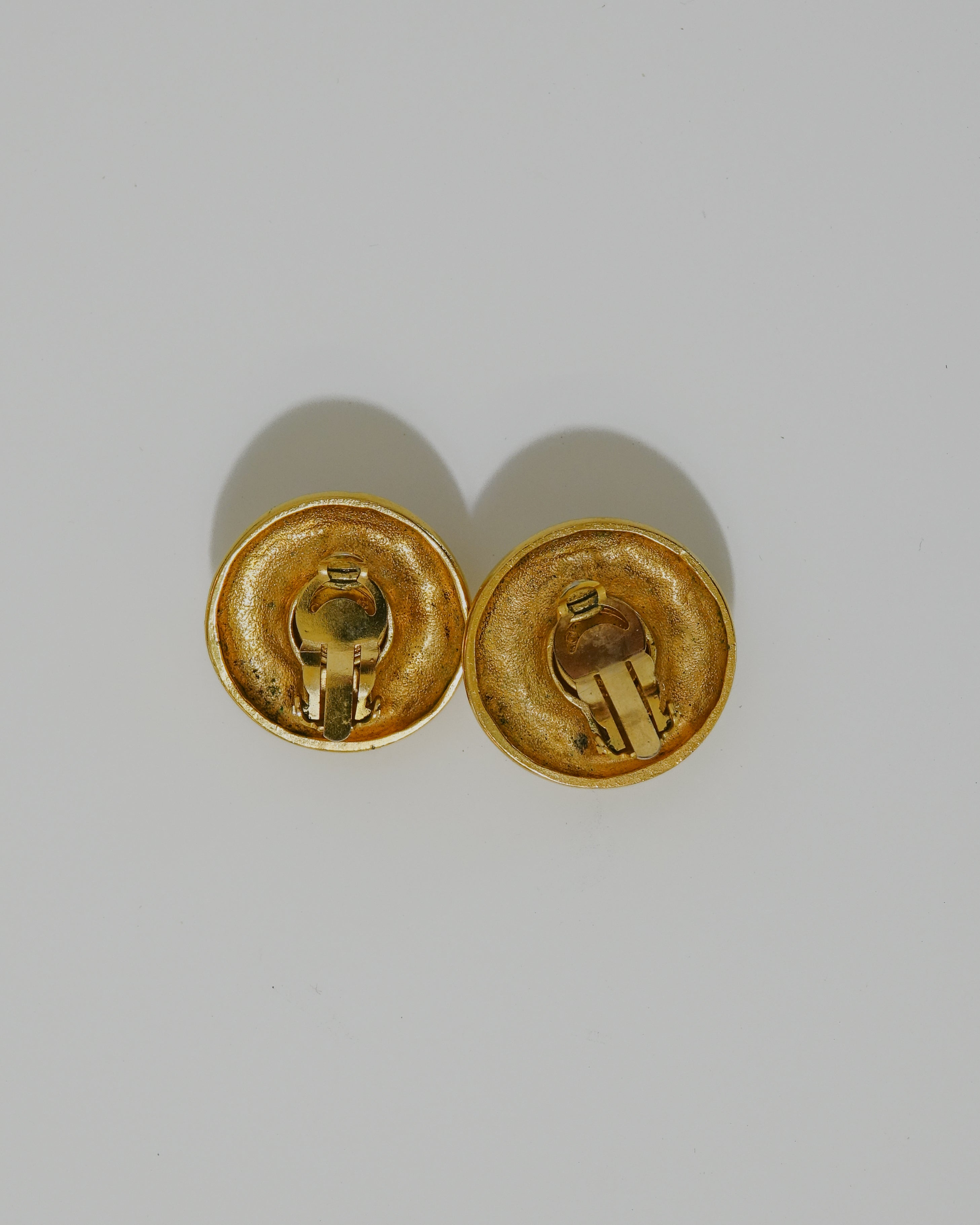 Chanel Boucles d'oreilles dorées et blanc nacré Lola Collective