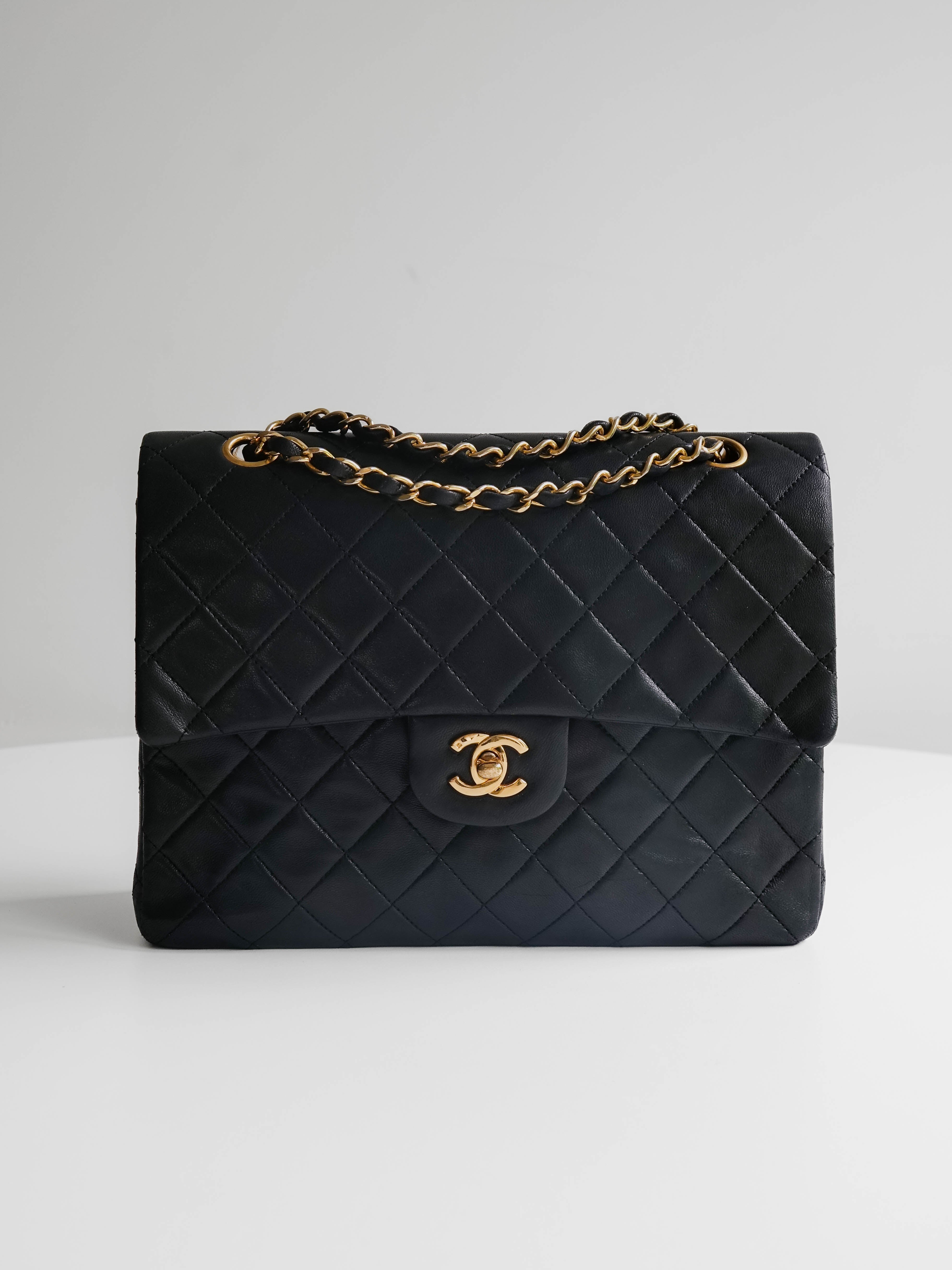 Chanel Classic medium square (holo et carte) noir agneau Lola Collective