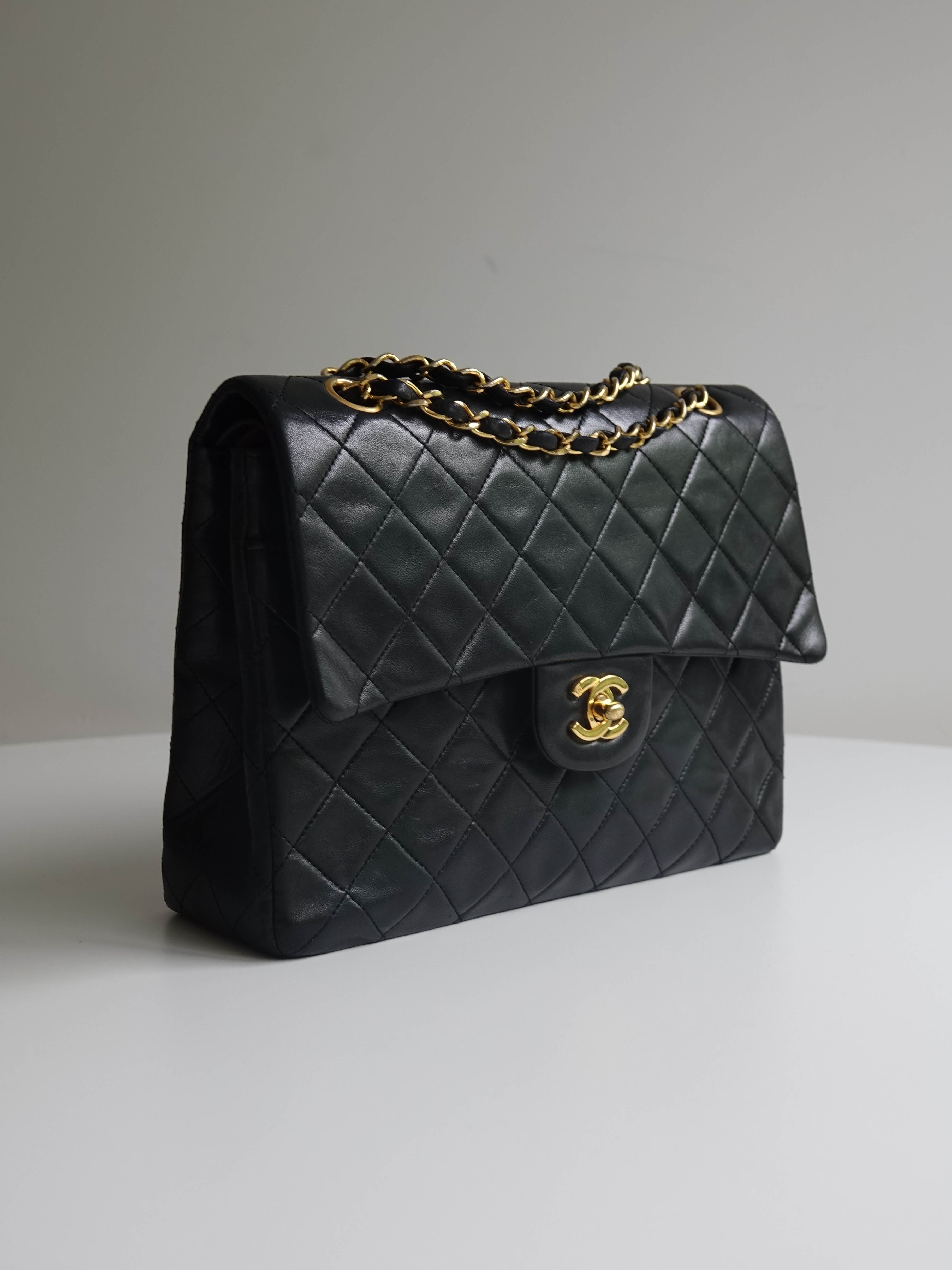 Chanel Classic medium square (holo et carte) noir agneau Lola Collective